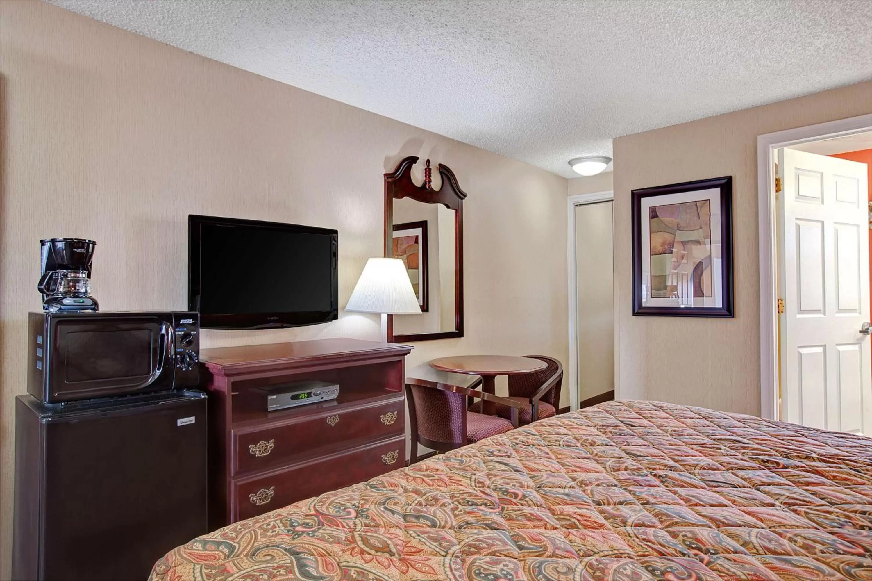 Standard King Room - Smoking in Days Inn by Wyndham Ridgefield NJ