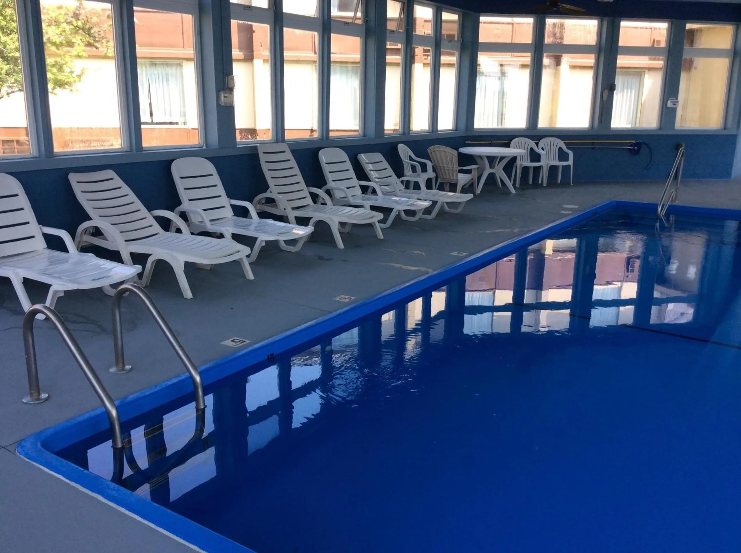 Swimming pool in Days Inn by Wyndham Albion
