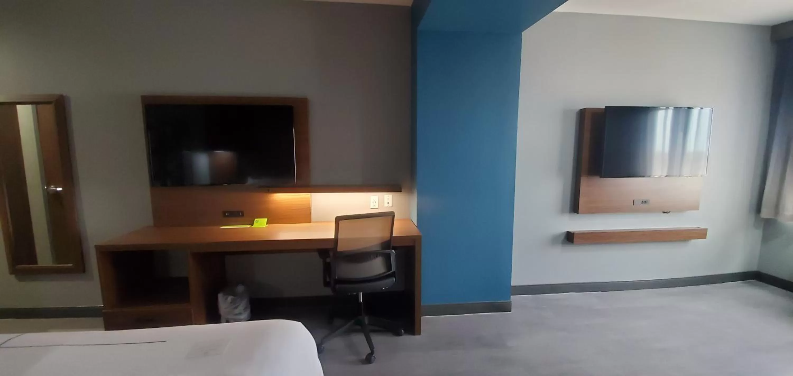 Bed in La Quinta Inn & Suites by Wyndham Fort Stockton Northeast