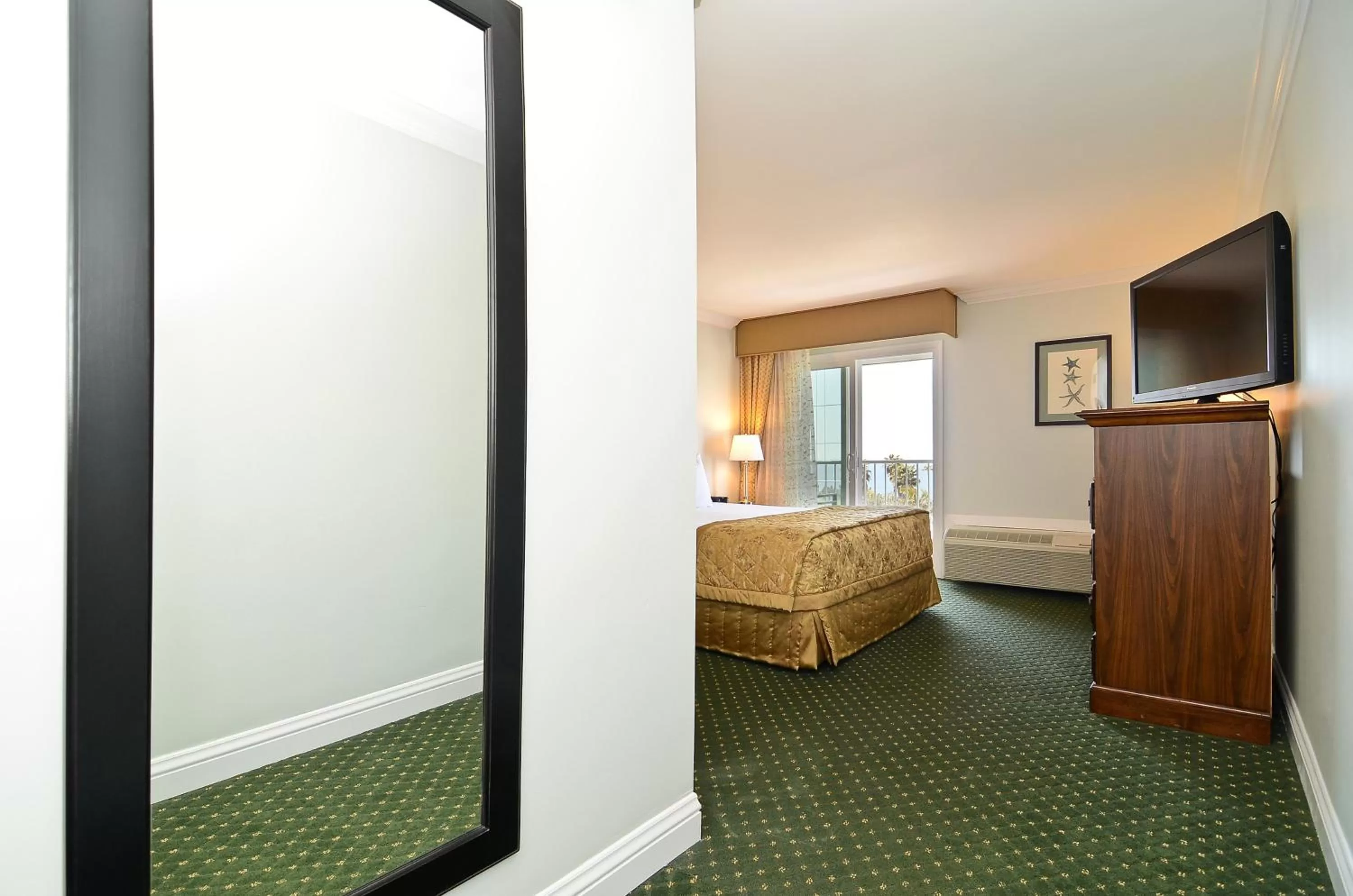 Ground Floor Queen Room with Ocean View, Balcony in Best Western Premier Hotel Del Mar
