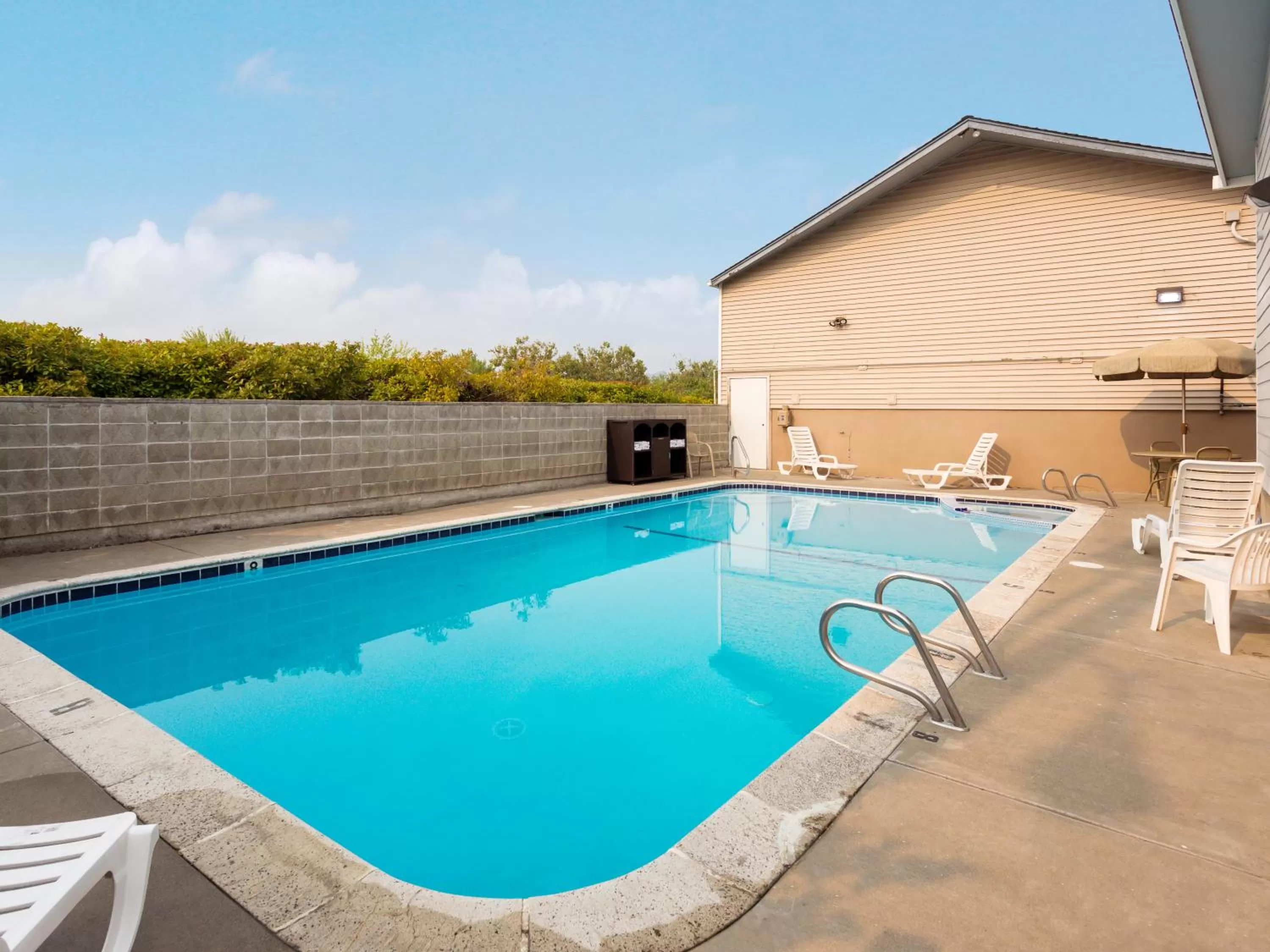 Swimming pool in Red Lion Inn & Suites Grants Pass