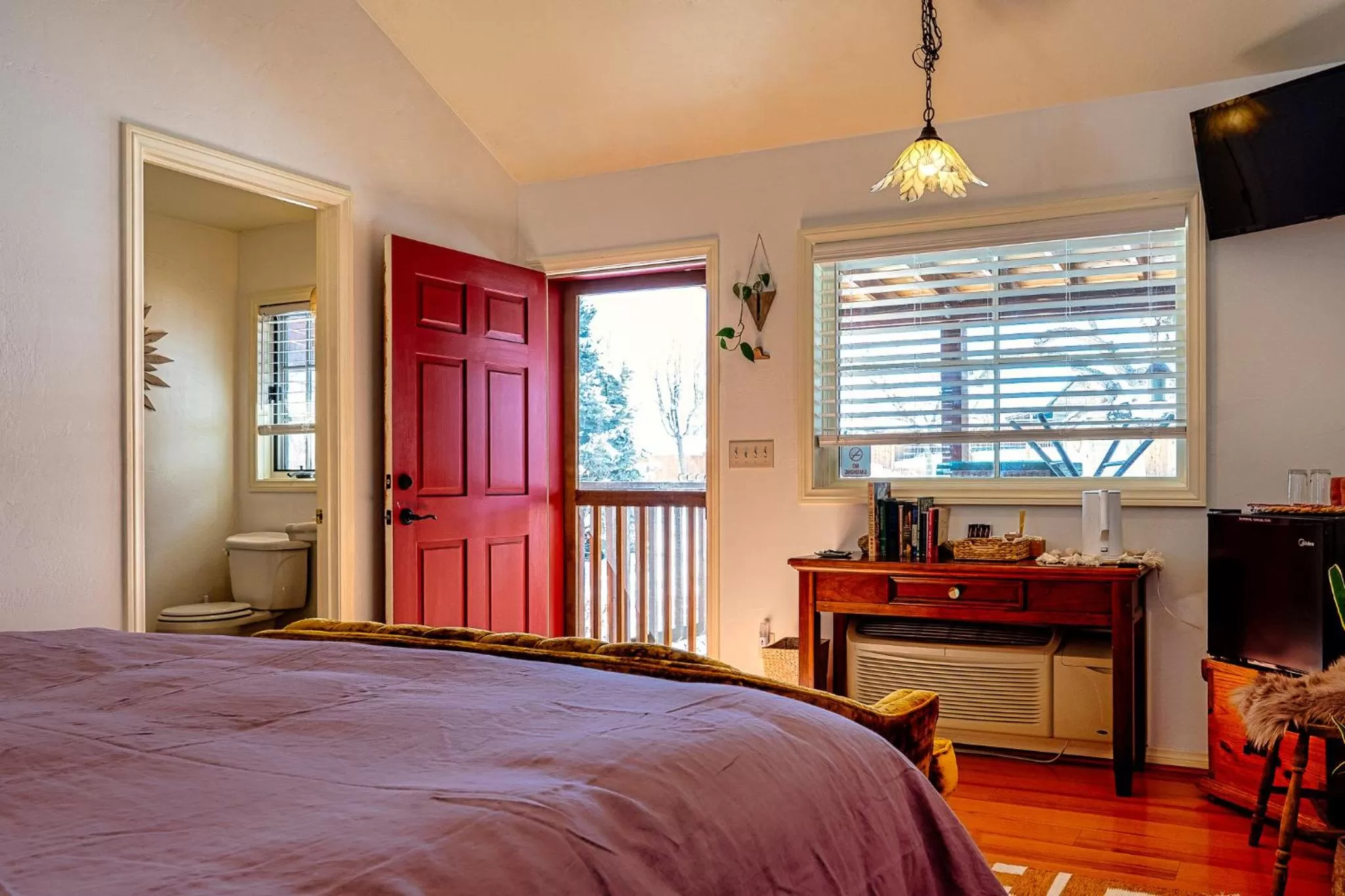 Bedroom, Bed in The Loubird Inn