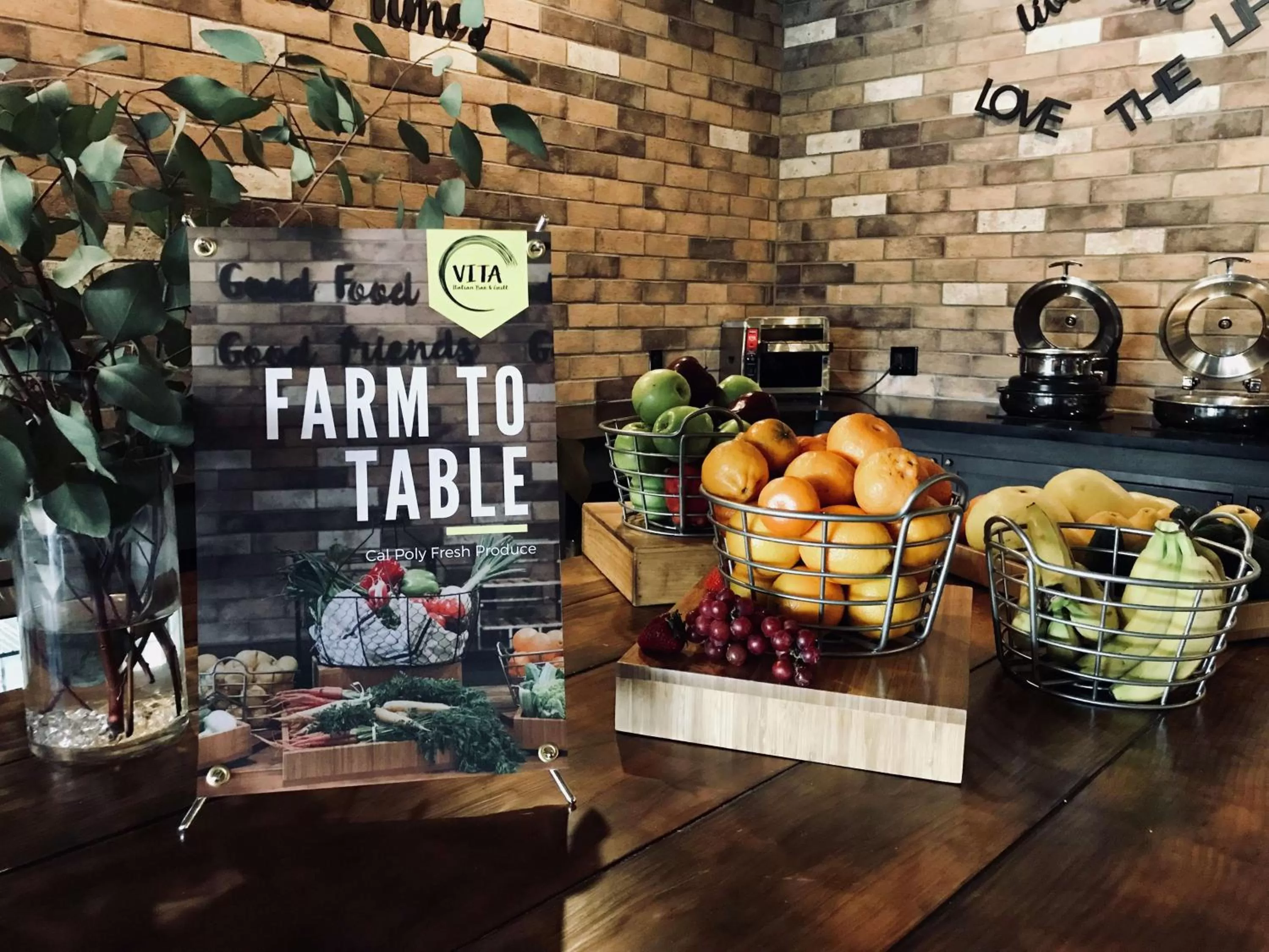 Dining area in Doubletree By Hilton Pomona
