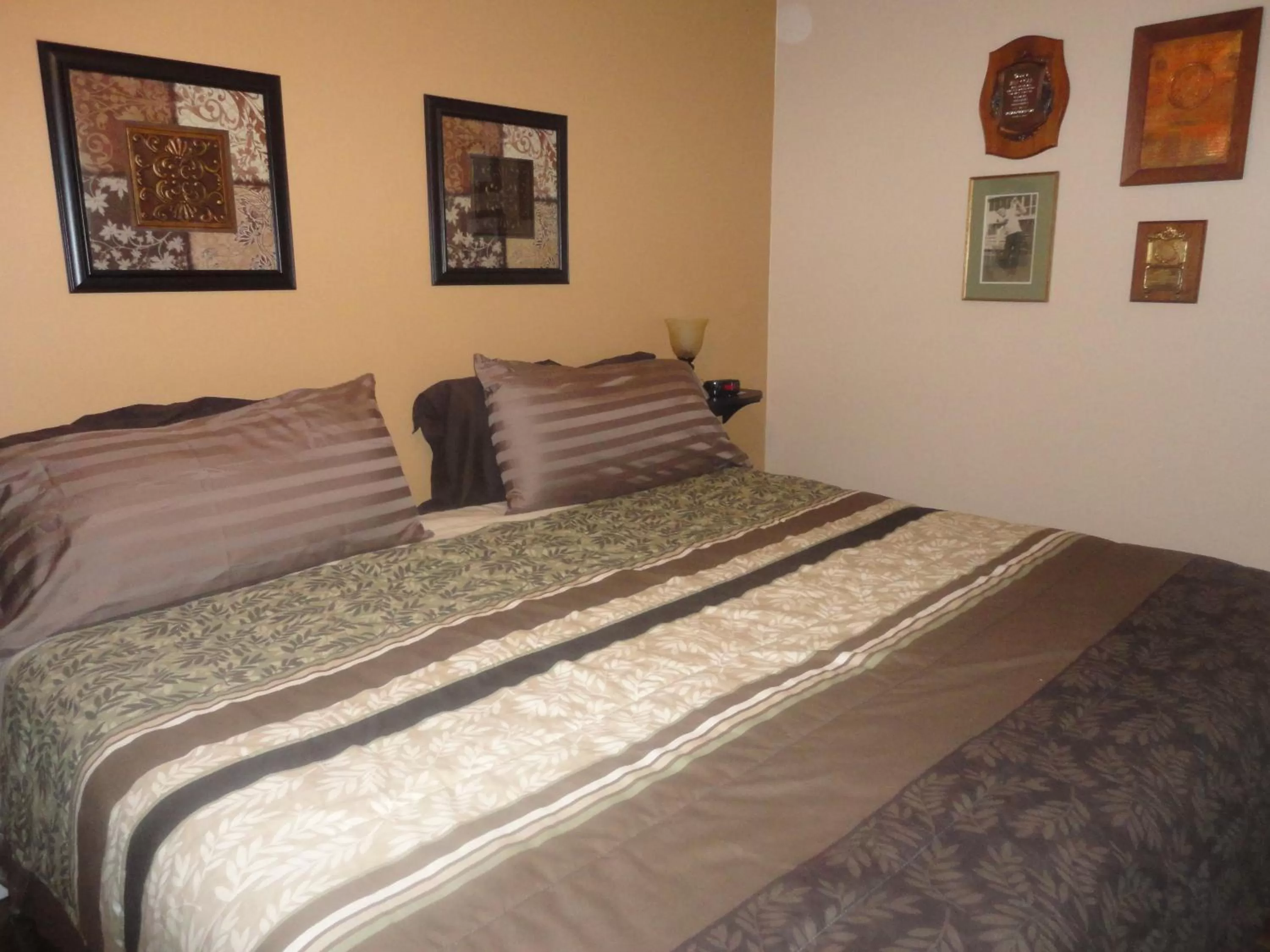 Bed in Vintage Merlot Bed and Breakfast