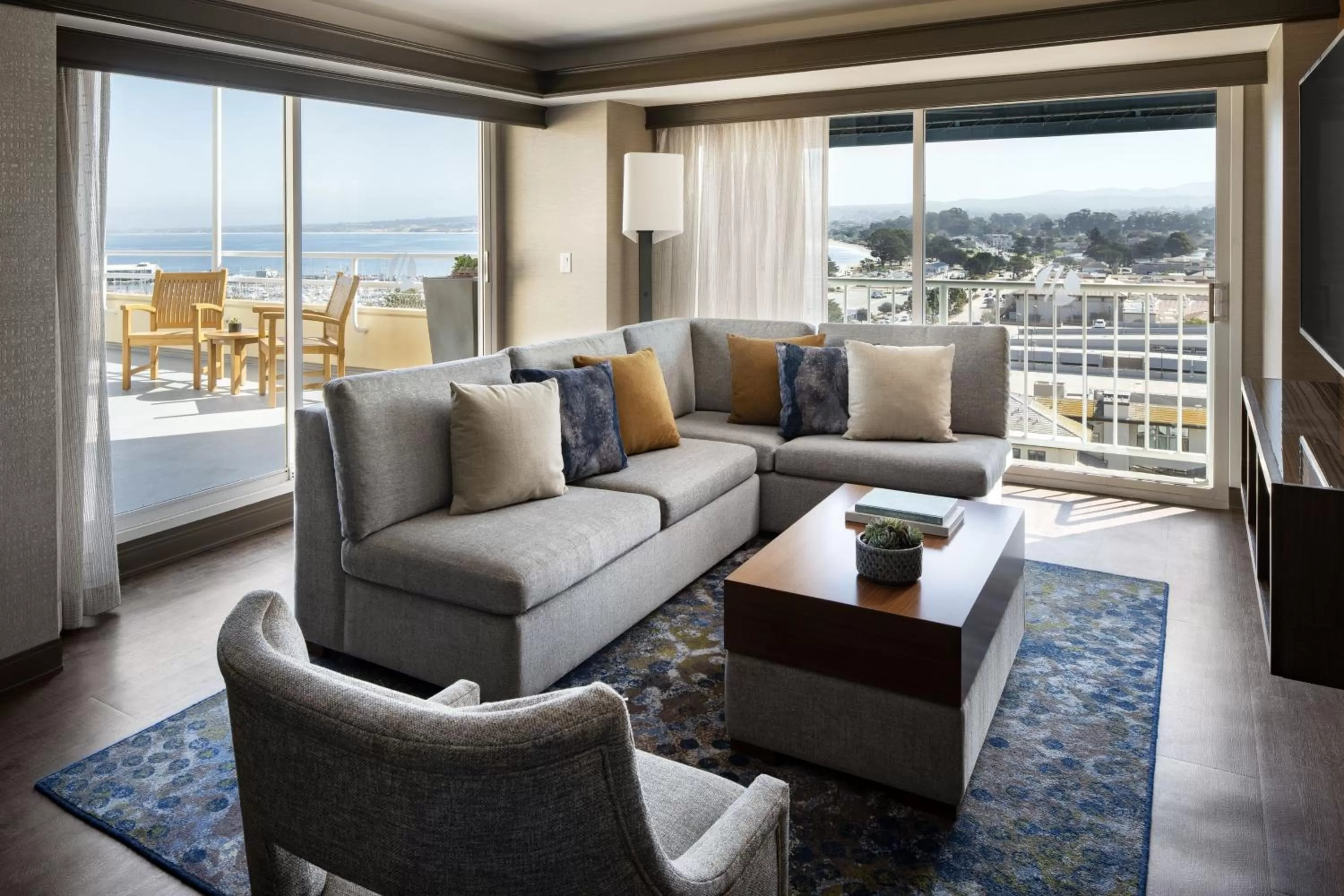 Living room in Monterey Marriott