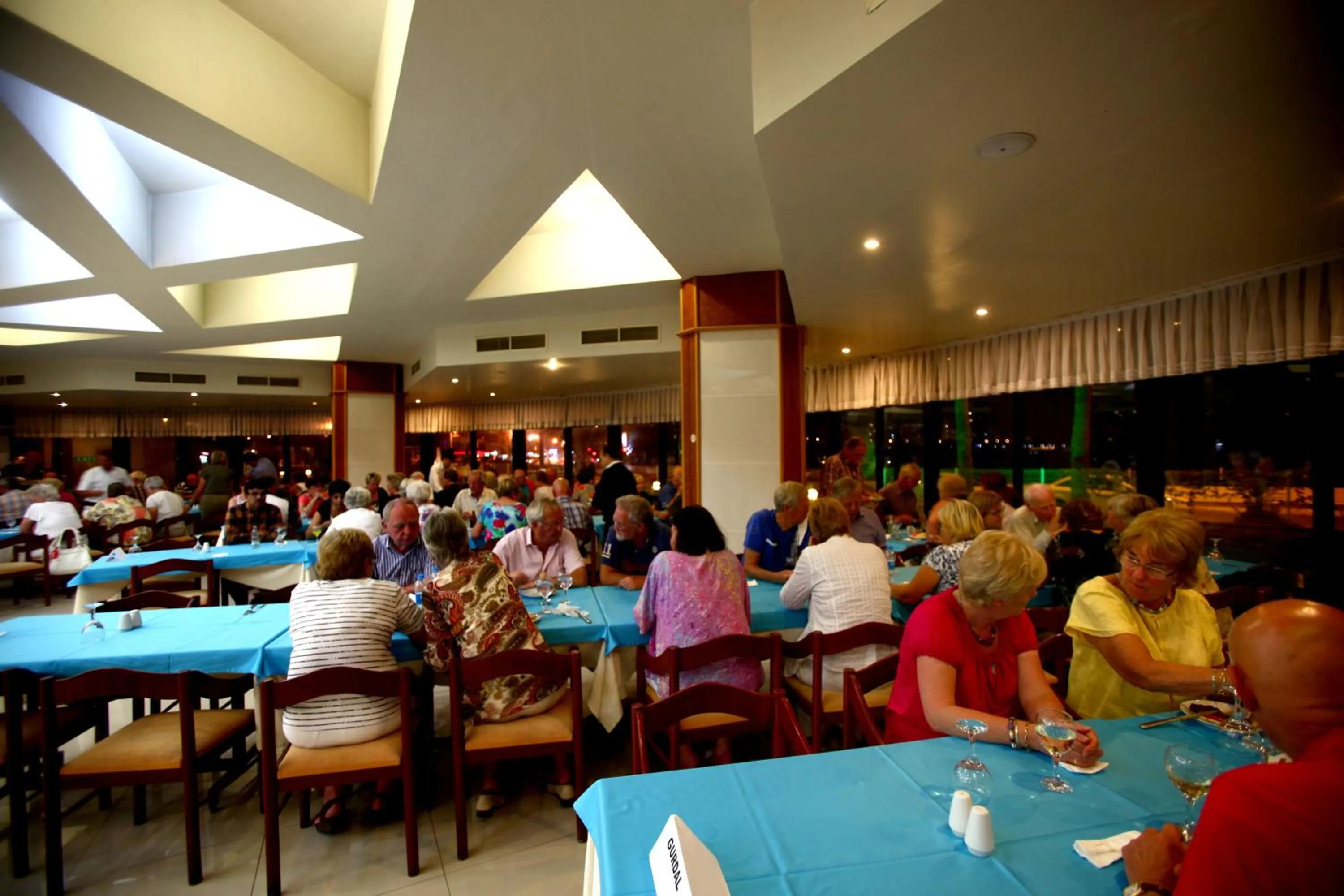 Restaurant/places to eat in Cender Hotel