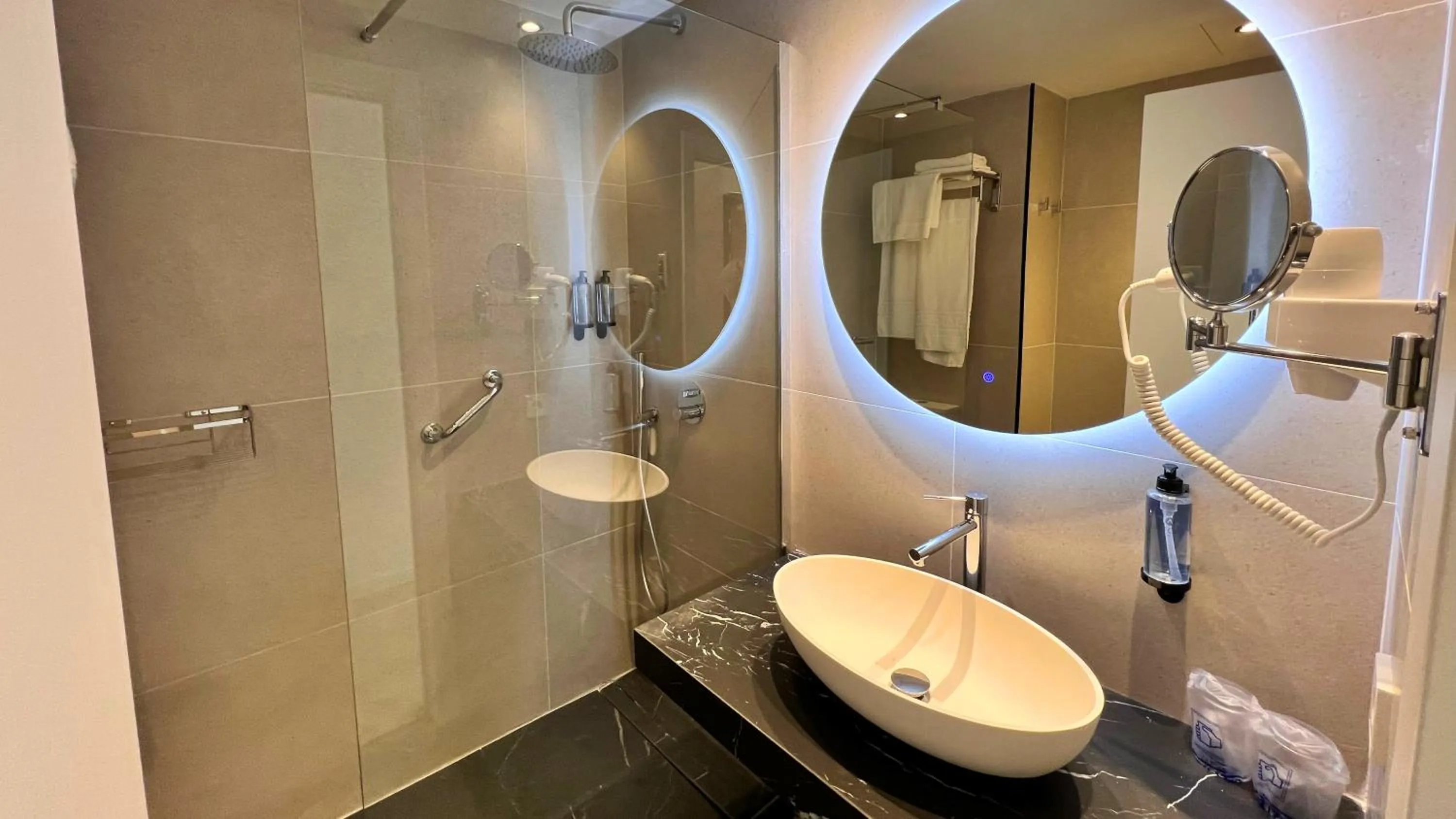 Bathroom in Alfons Hotel