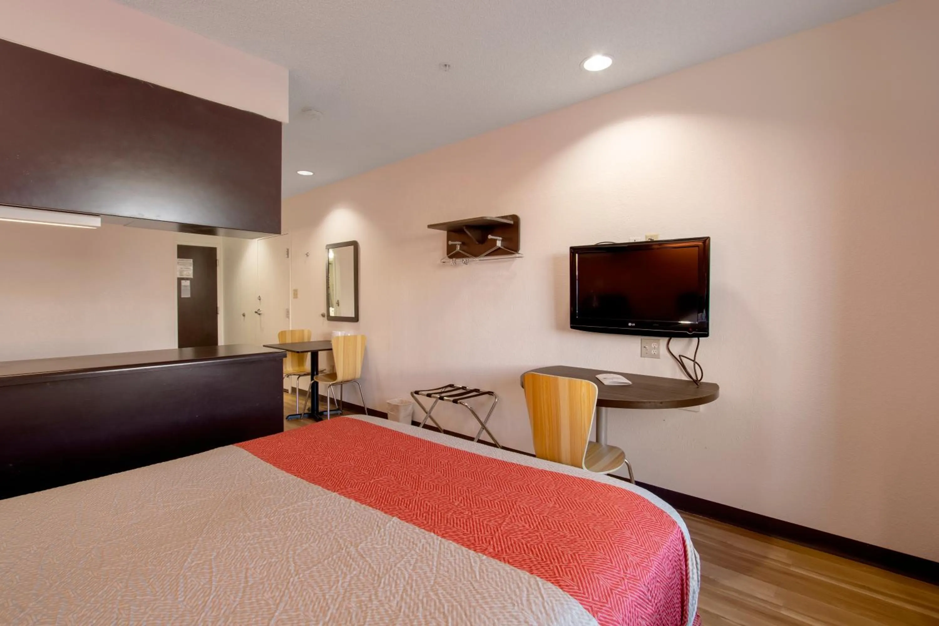 Photo of the whole room, Bed in Motel 6-El Paso, TX - Southeast