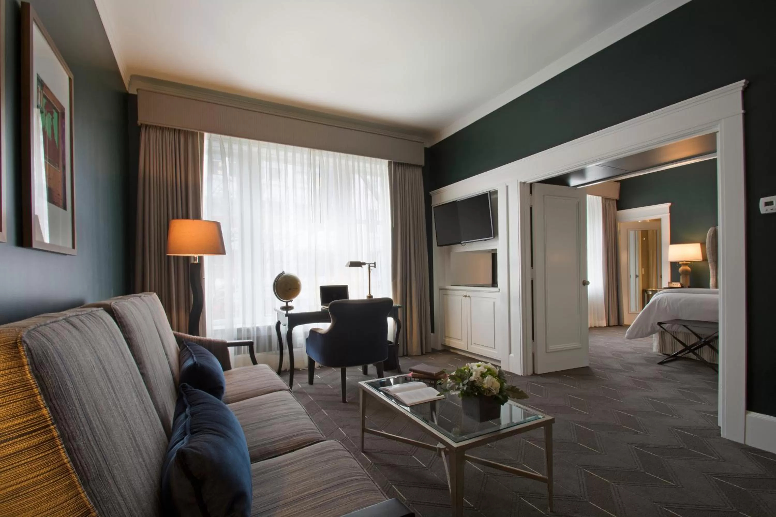 Living room, Bed in Sentinel Hotel