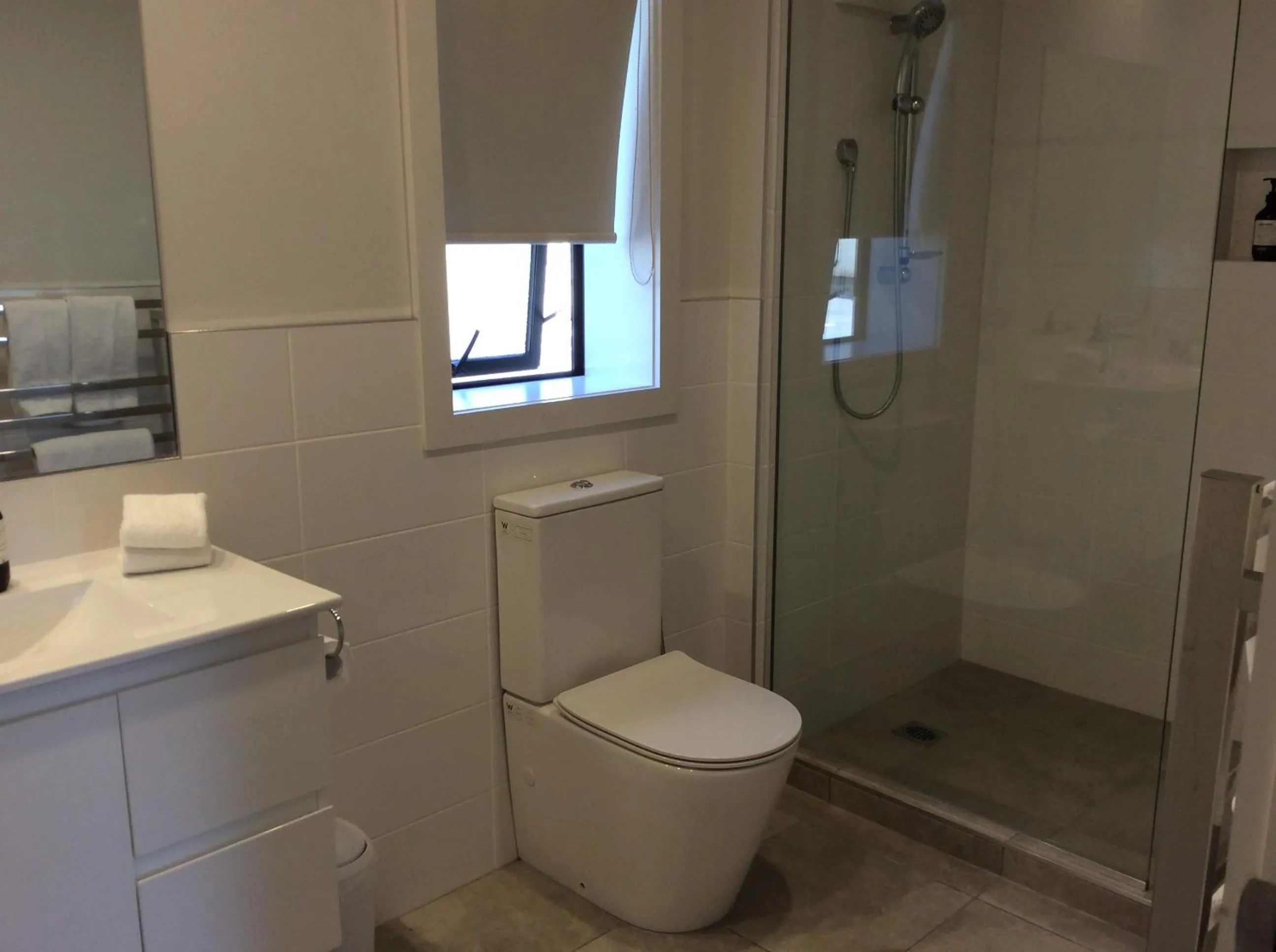 Shower in Acacia Lake View Motel