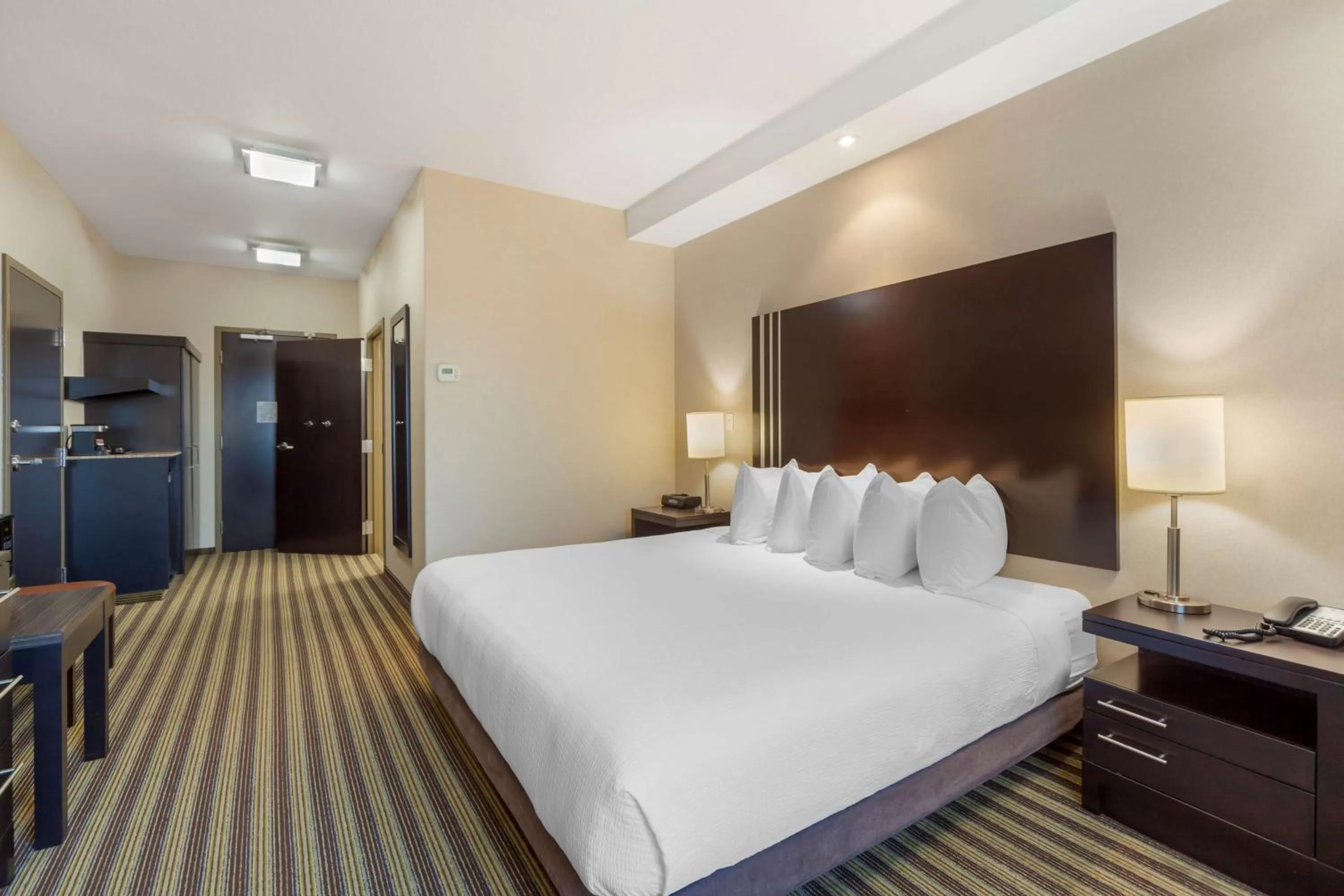 Bedroom, Bed in Best Western Plus Sherwood Park Inn & Suites