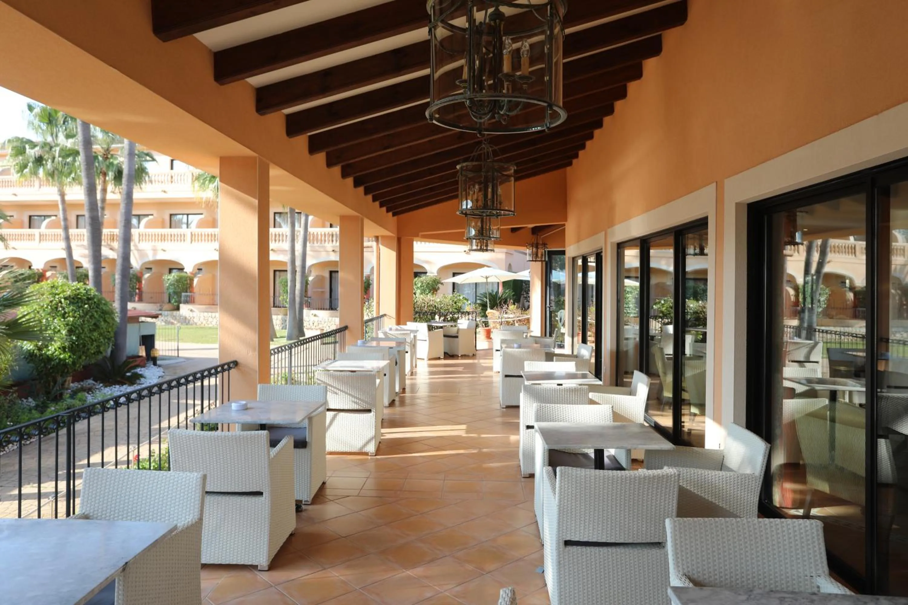 Restaurant/places to eat in Mon Port Hotel & Spa