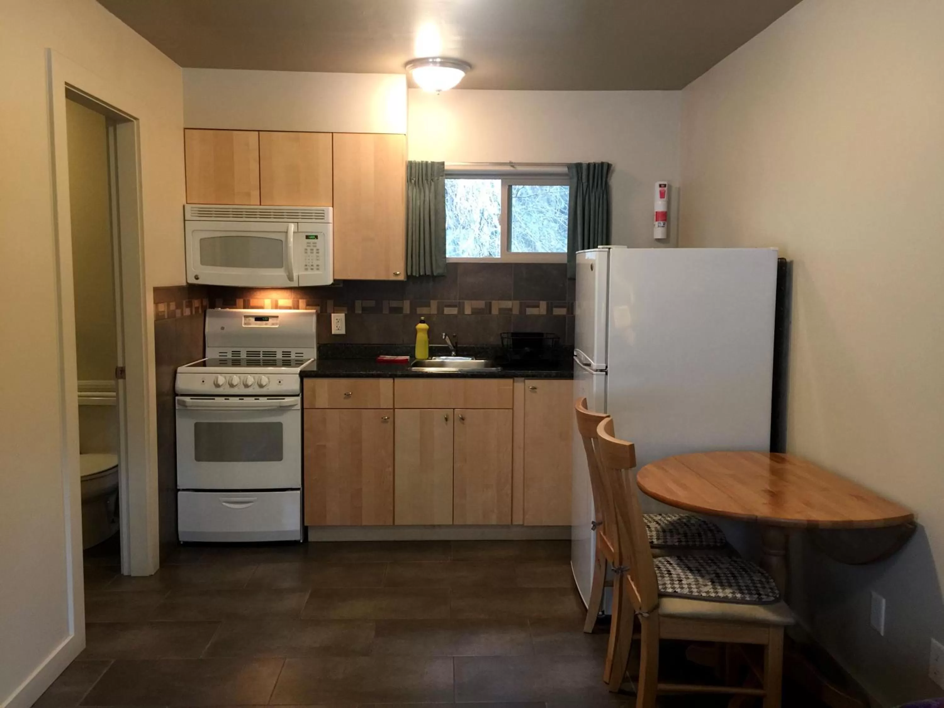 Kitchen or kitchenette in The Hitching Post Motel