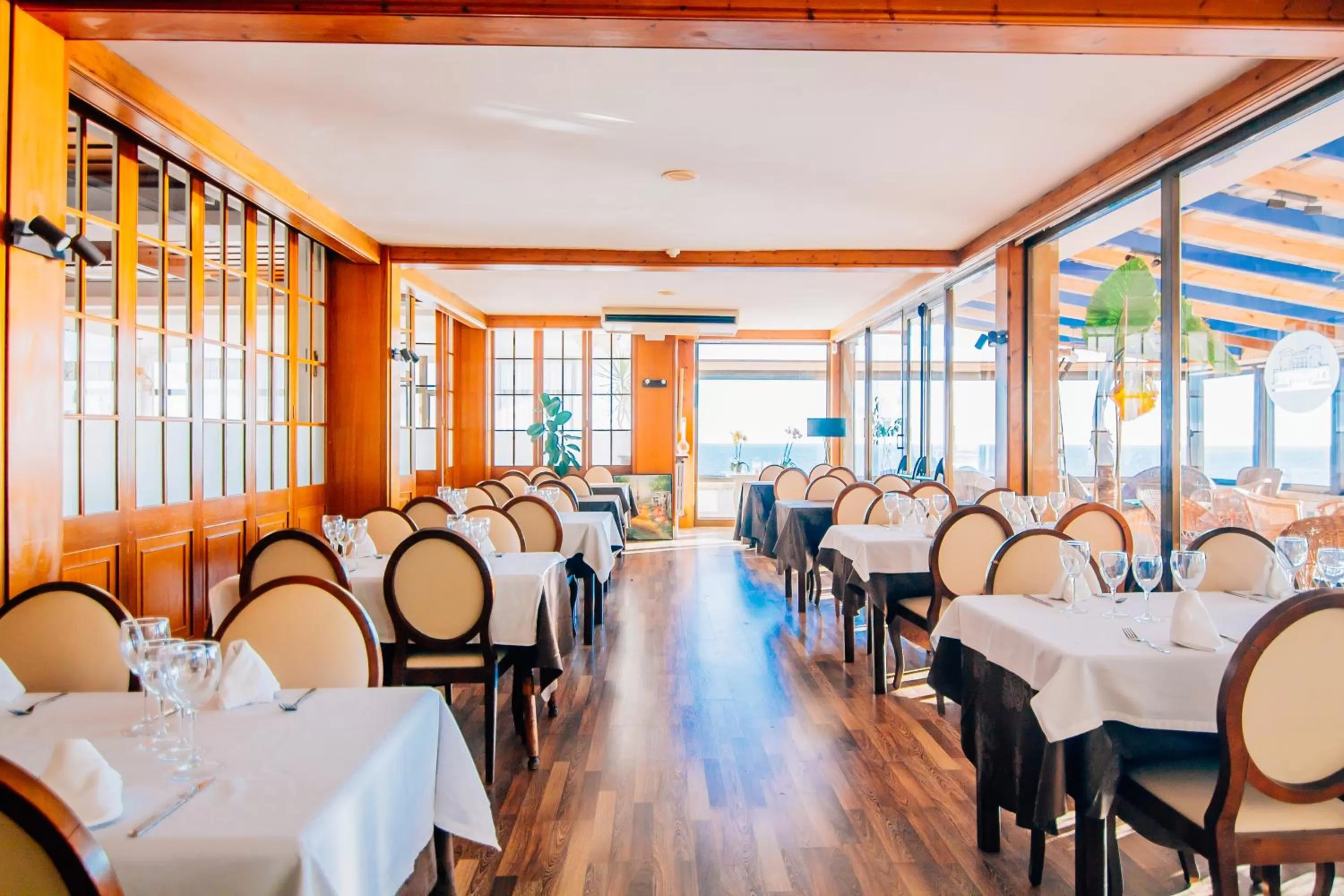 Restaurant/places to eat in Hotel Roger de Flor by Seleqtta