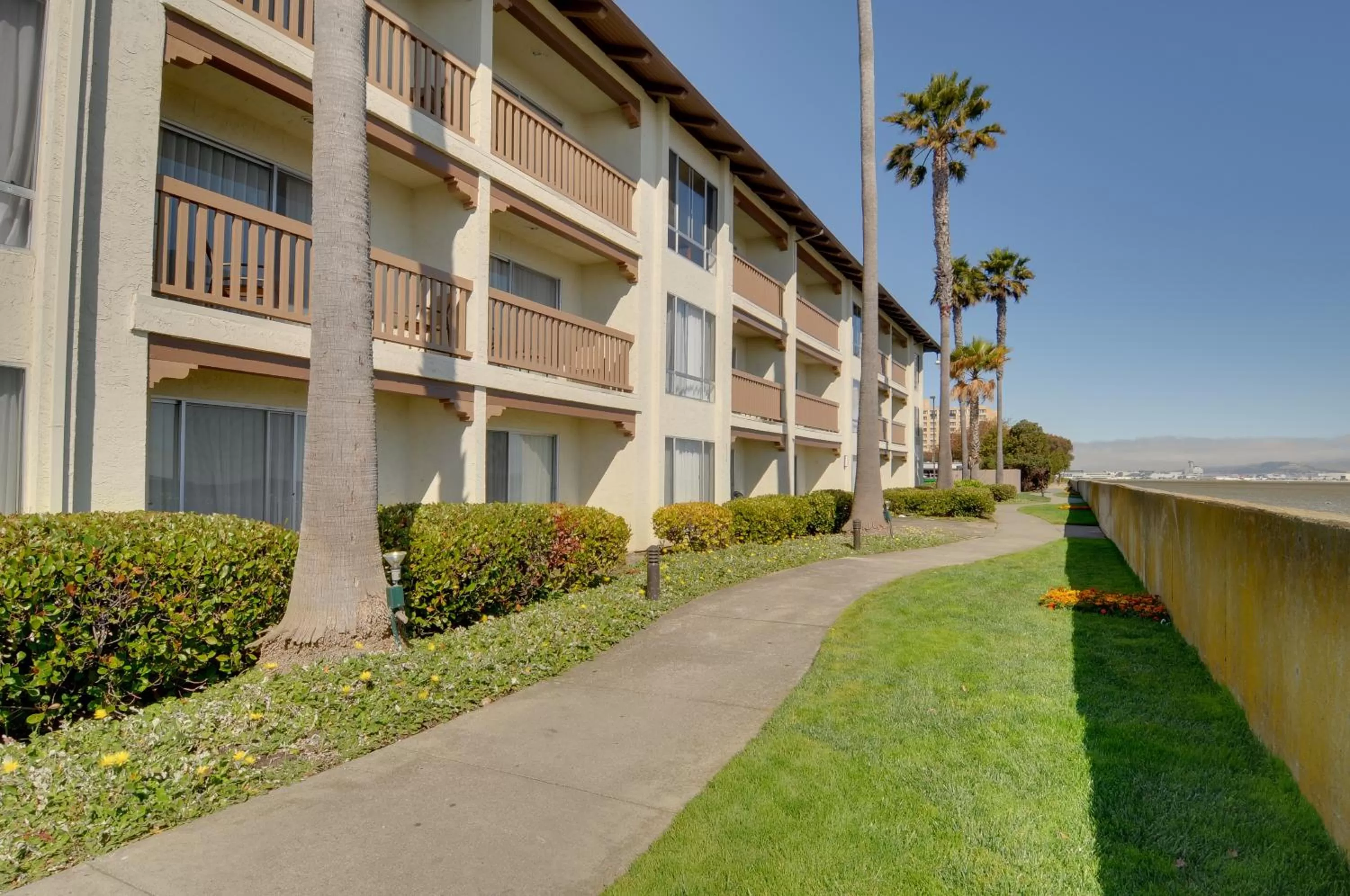 Property building in Vagabond Inn Executive SFO