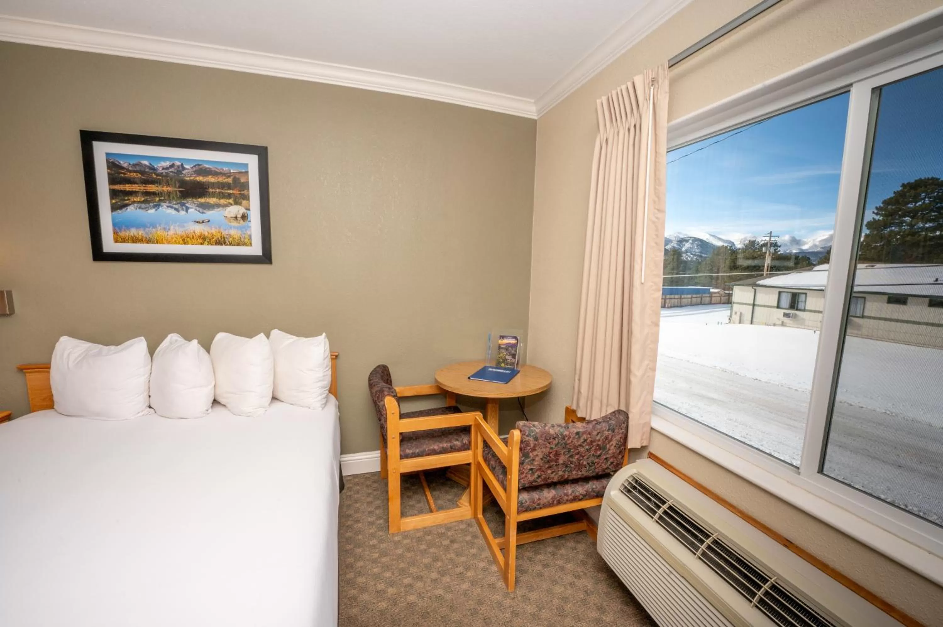 Seating area, Bed in Blue Door Inn