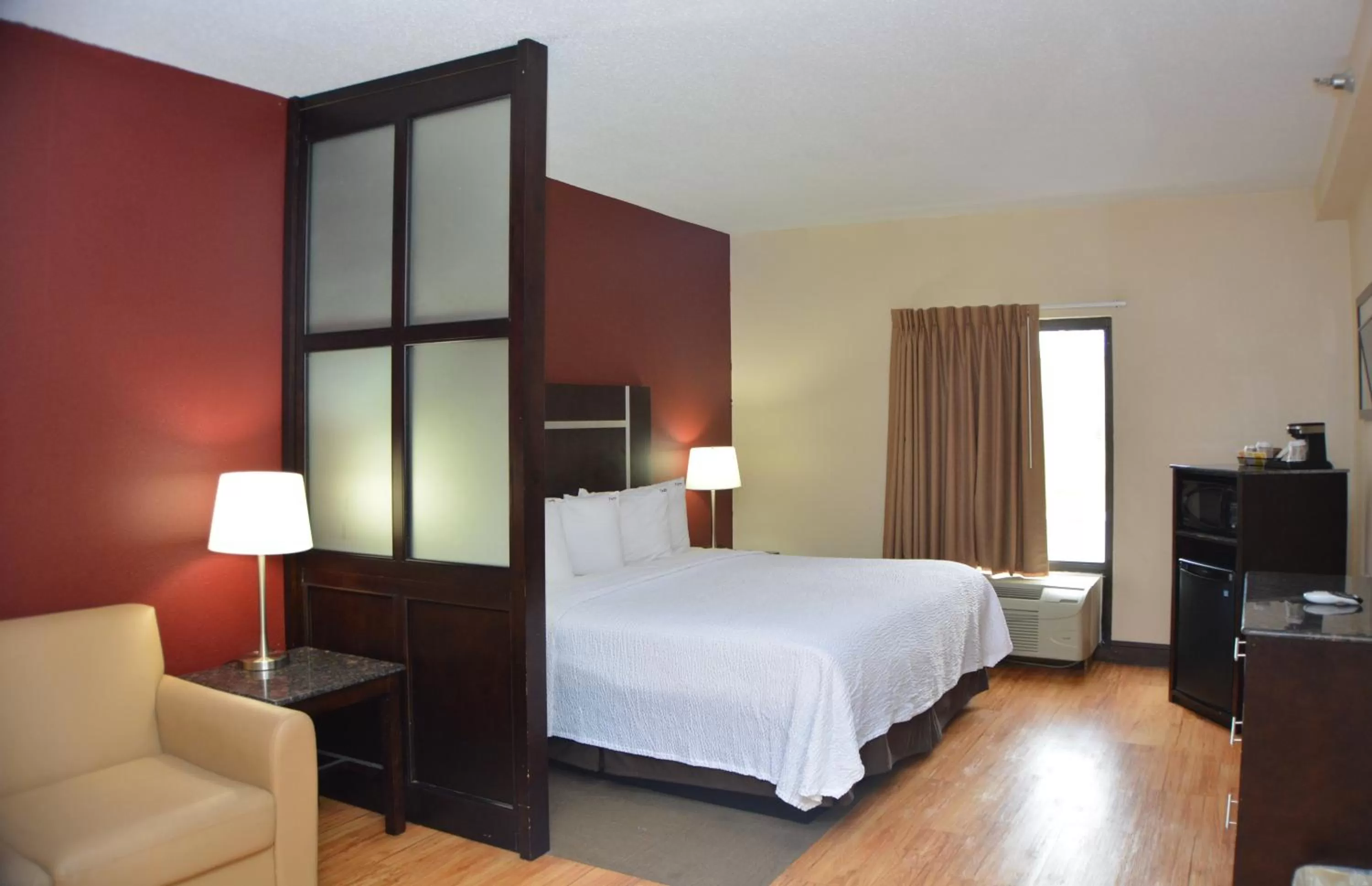 Photo of the whole room, Bed in Red Roof Inn PLUS+ & Suites Chattanooga - Downtown