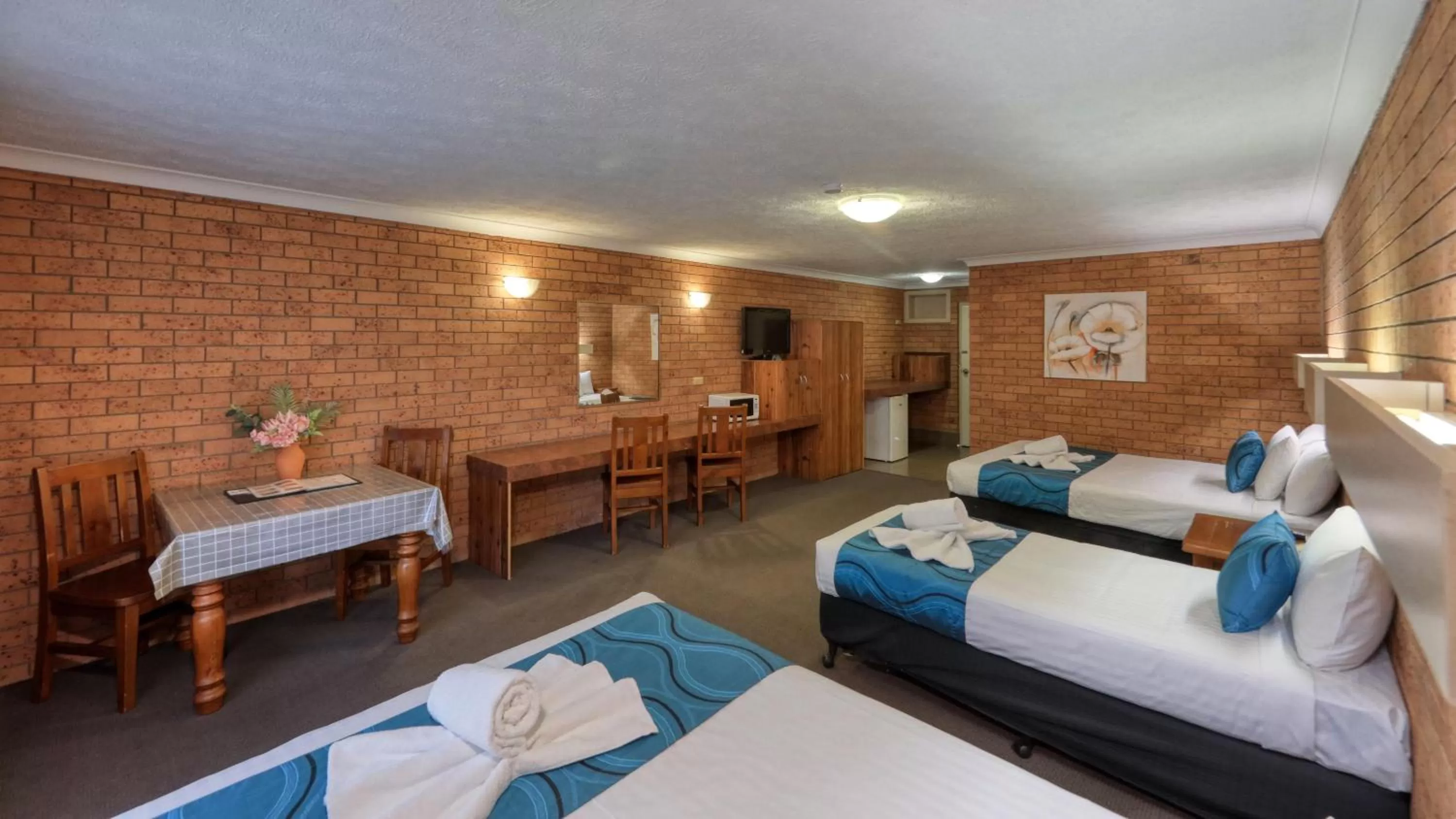 Bed in James Street Motor Inn