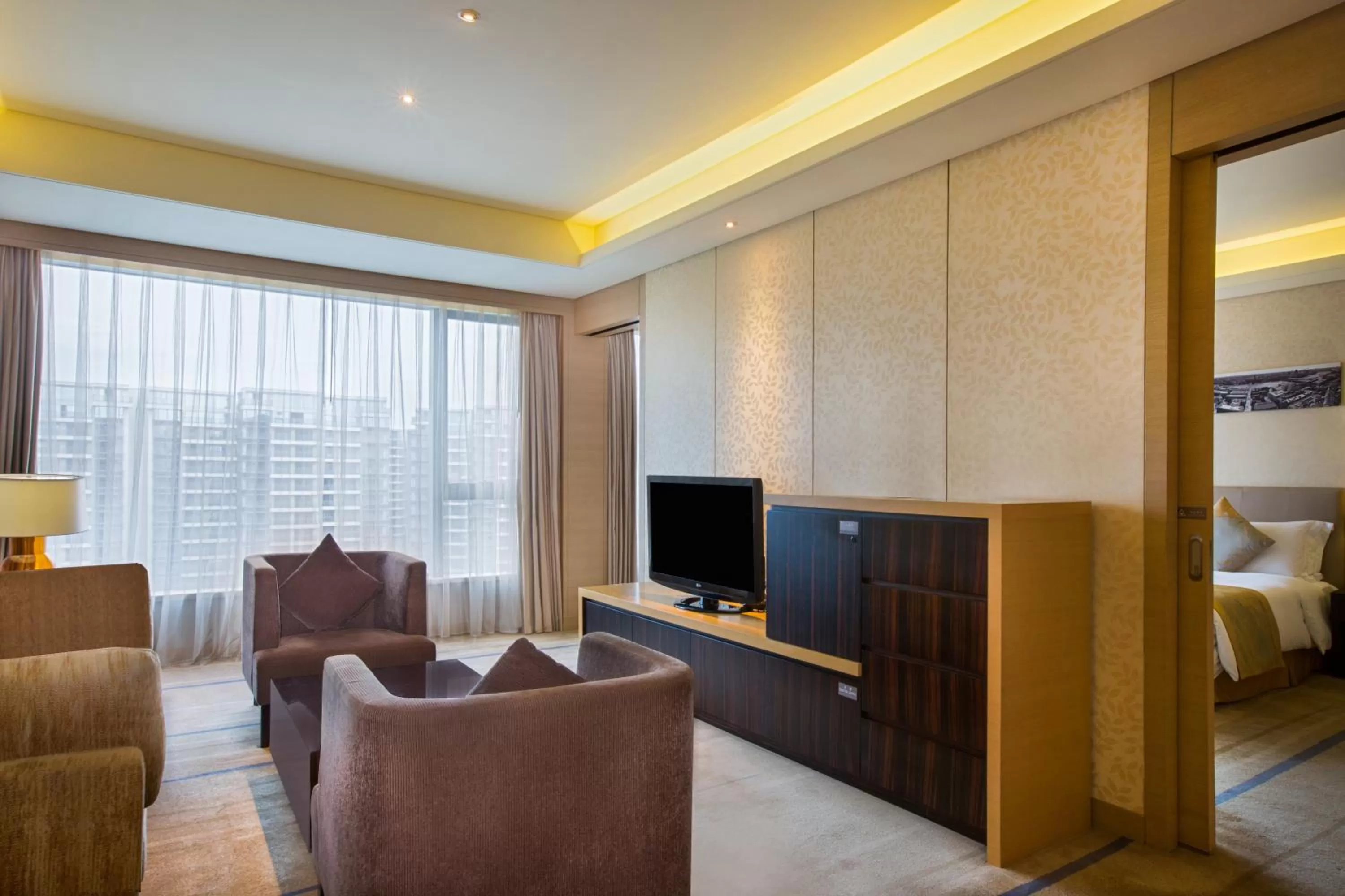 Photo of the whole room, Bed in Crowne Plaza Guangzhou Huadu by IHG