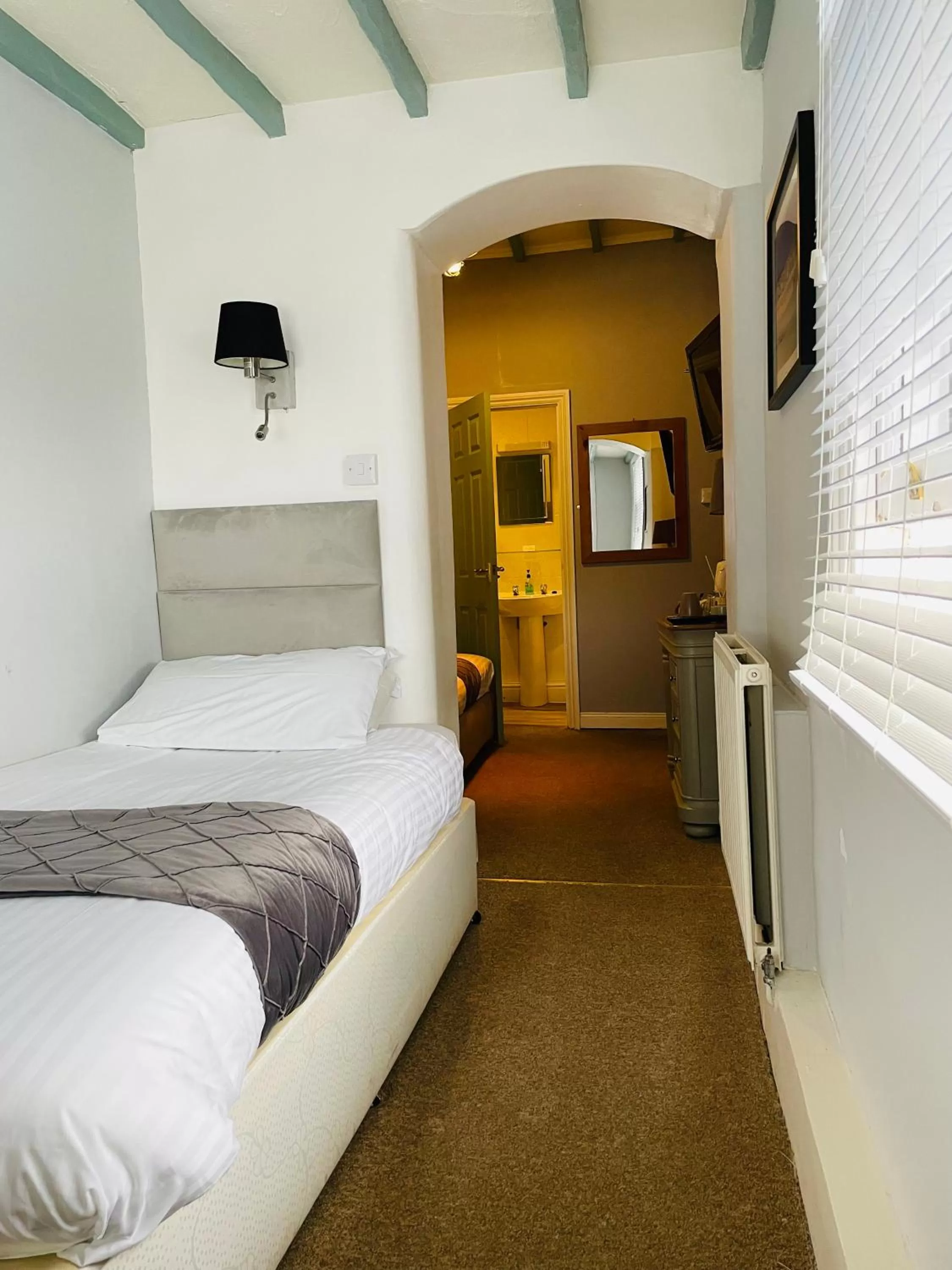 Shower, Bed in Molesworth Arms