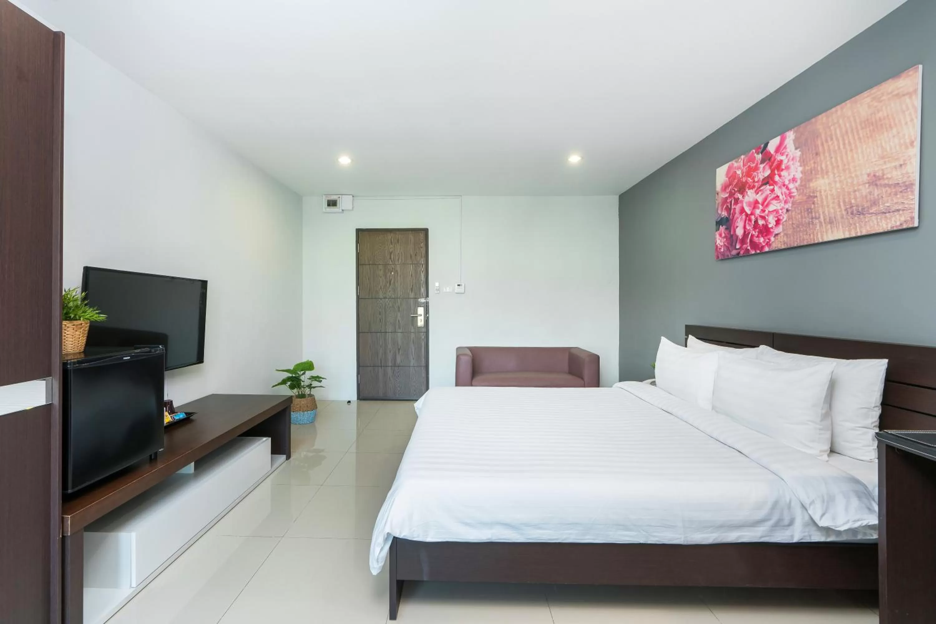 Photo of the whole room, Bed in De Botan Srinakarin Hotel & Residence