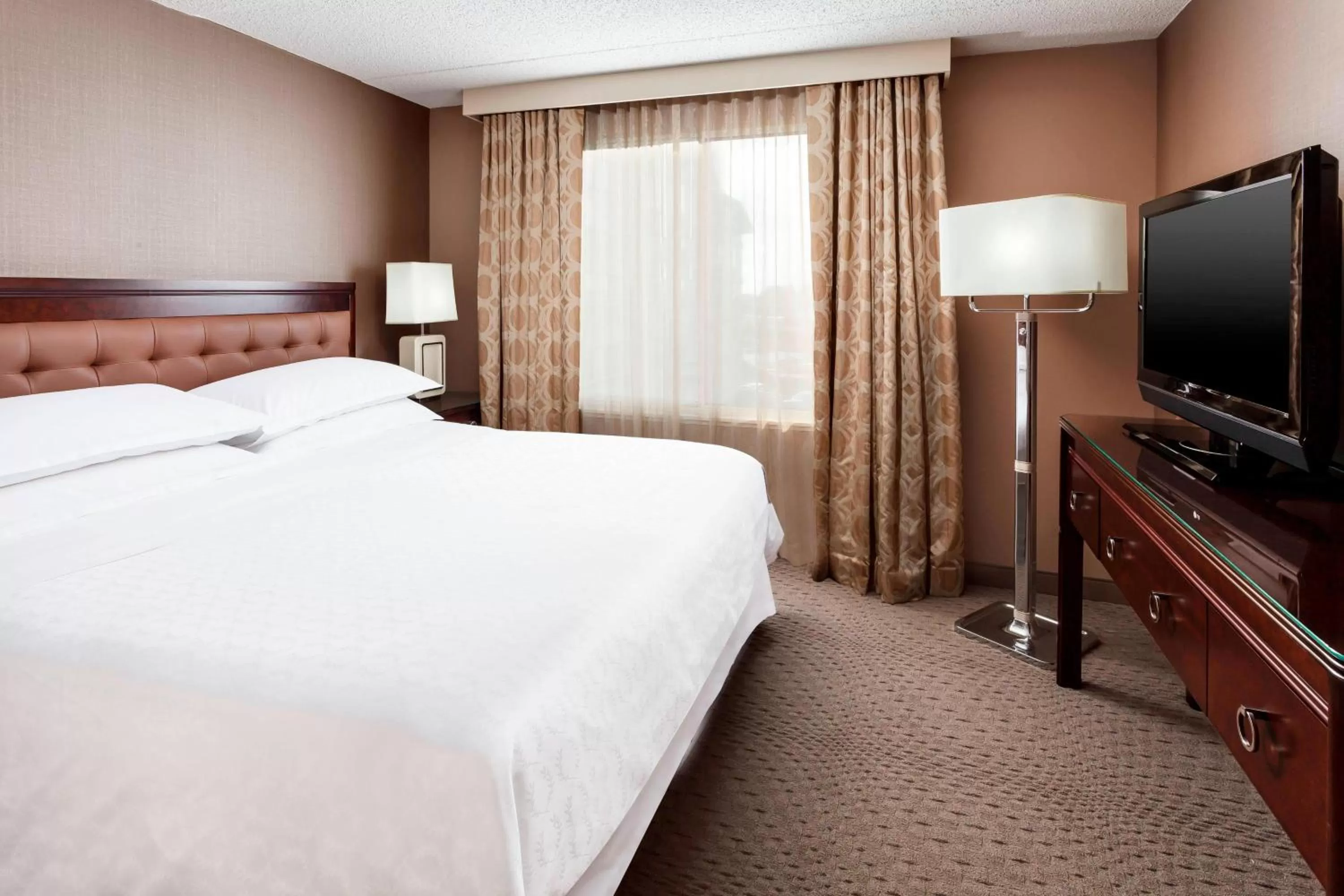 Photo of the whole room, Bed in Sheraton Great Valley Hotel