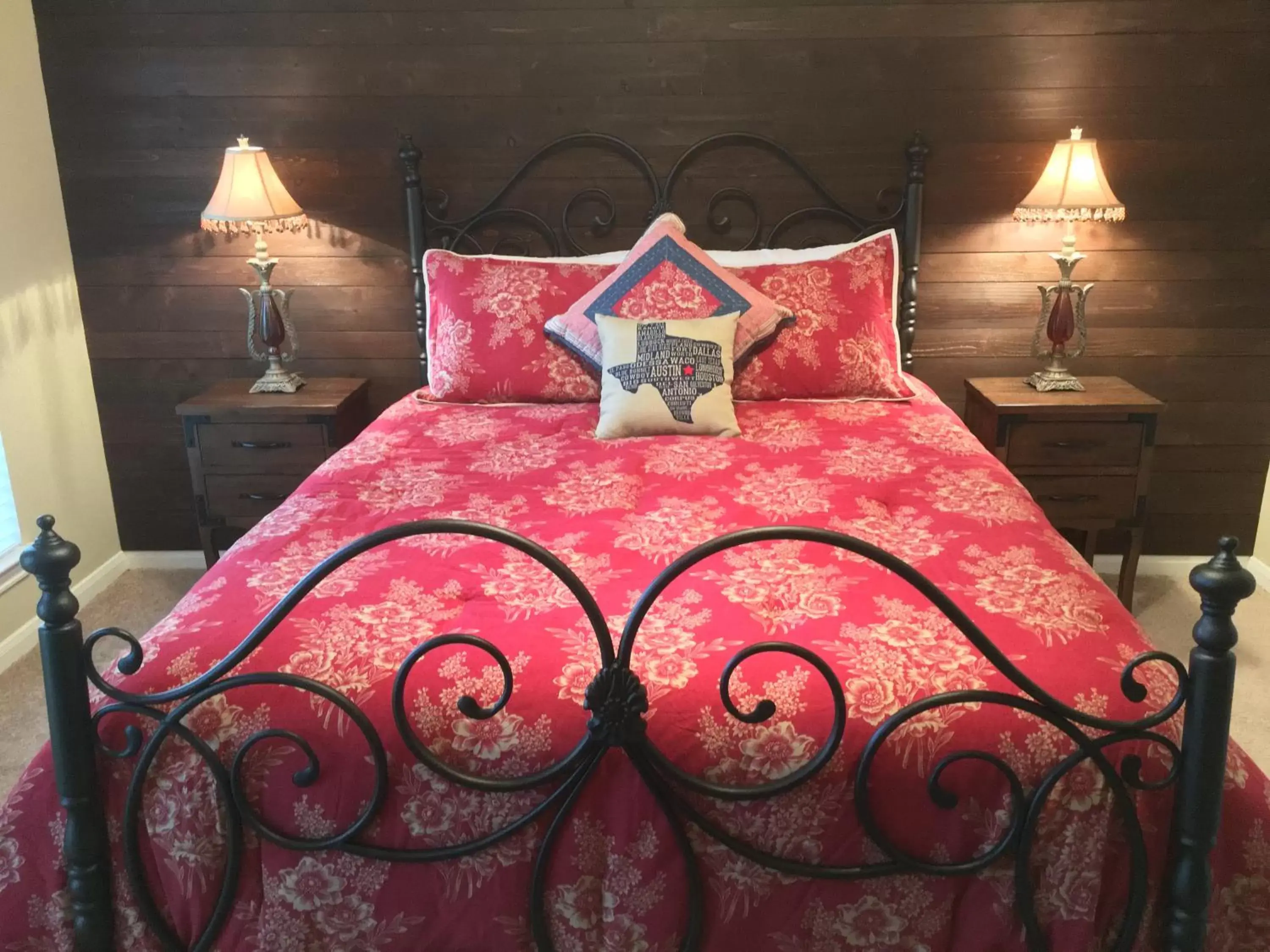 Standard Queen Room in Maple Creek Bed&Breakfast Standard Queen Room in Maple Creek Bed&Breakfast