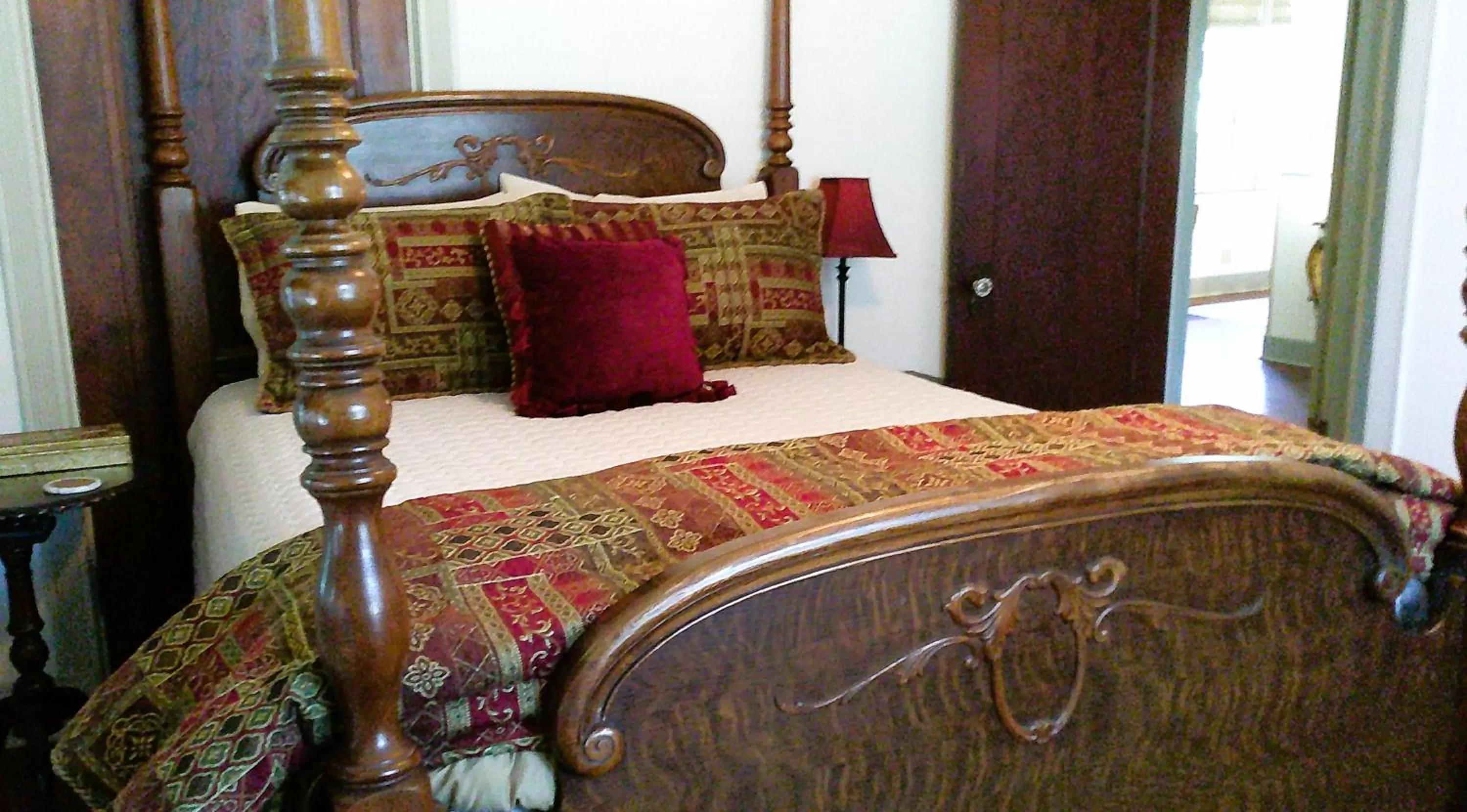 Bed in Rock Cottage Gardens B&B