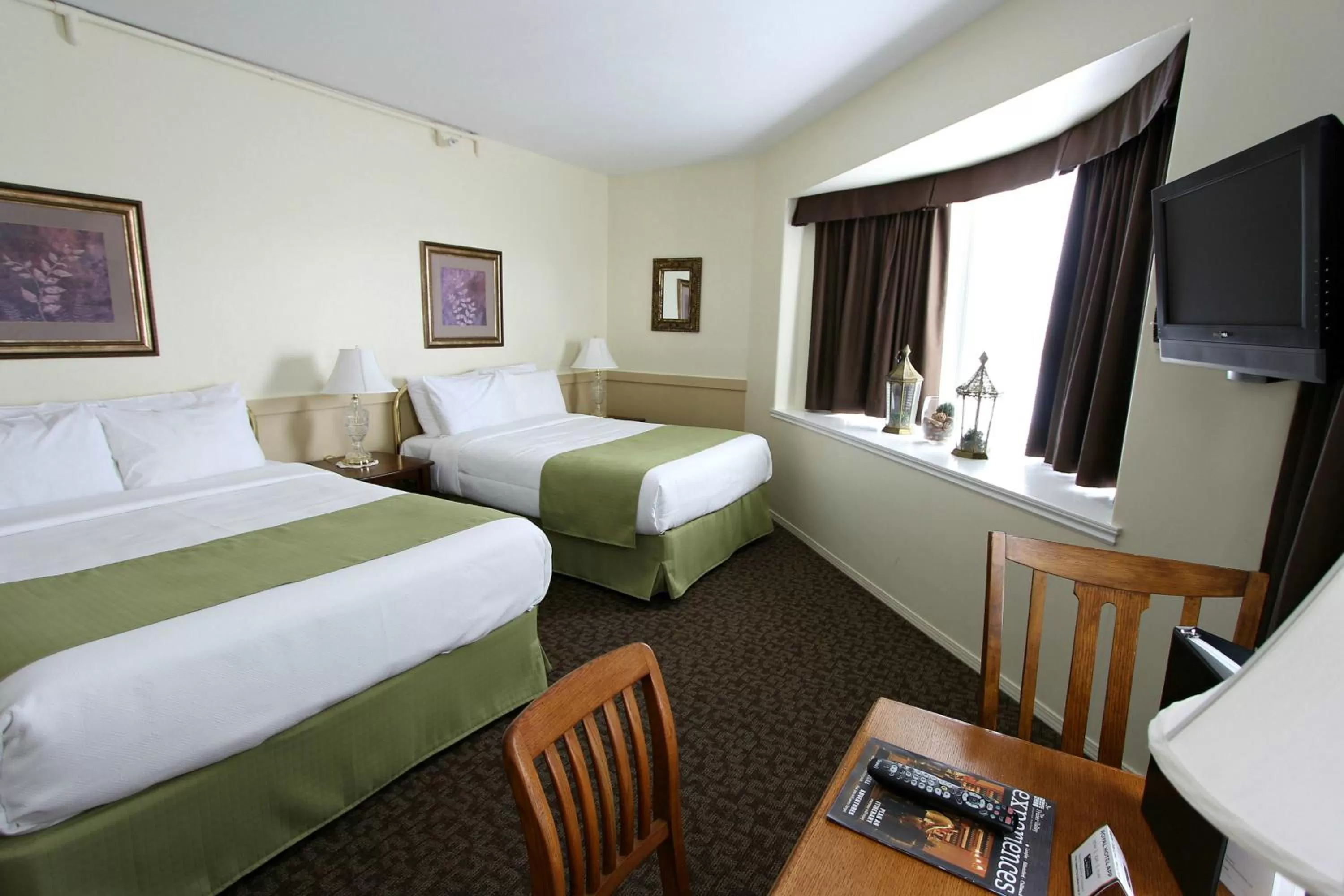 TV and multimedia, Bed in Royal Hotel Chilliwack