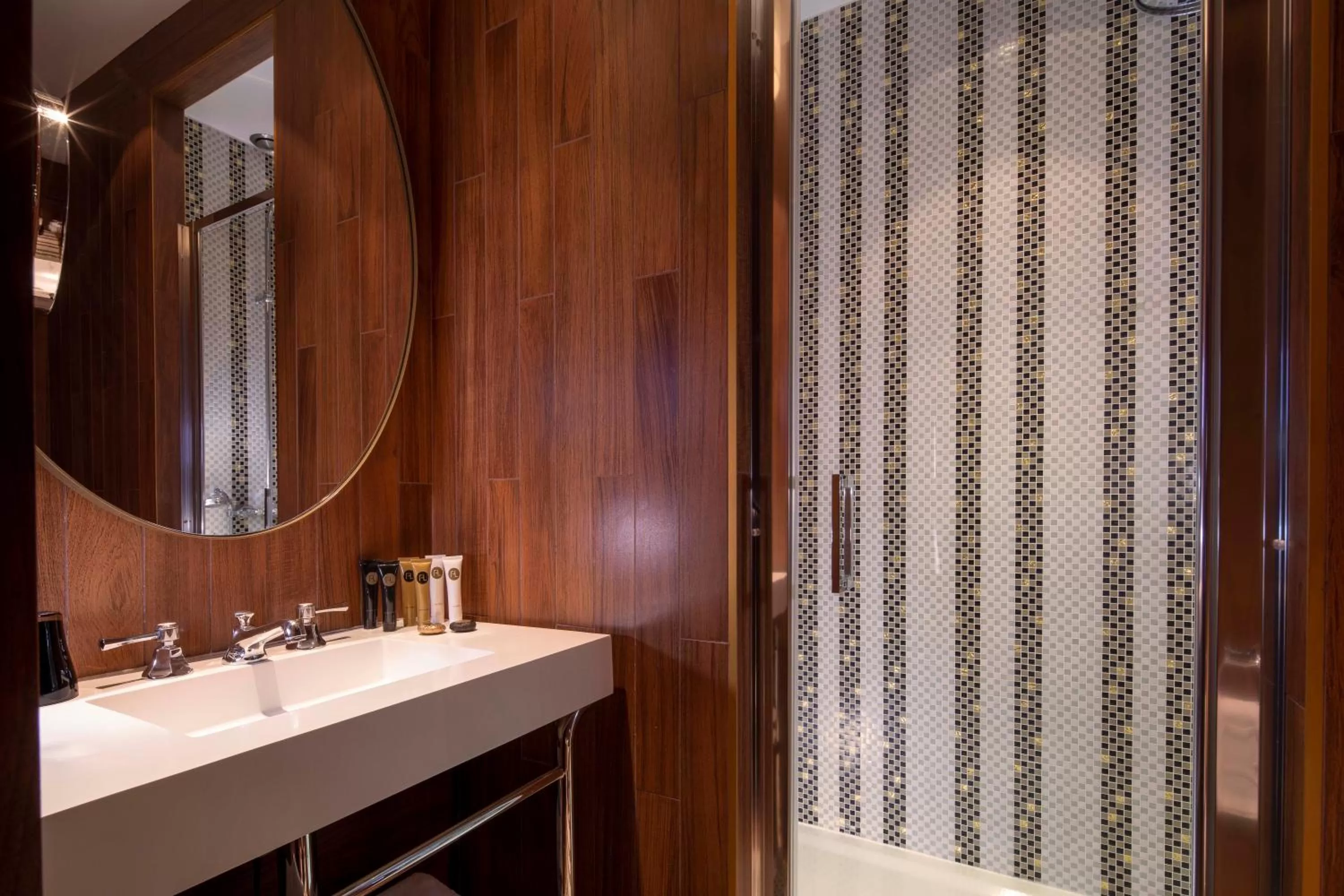 Bathroom in Hotel Maison FL