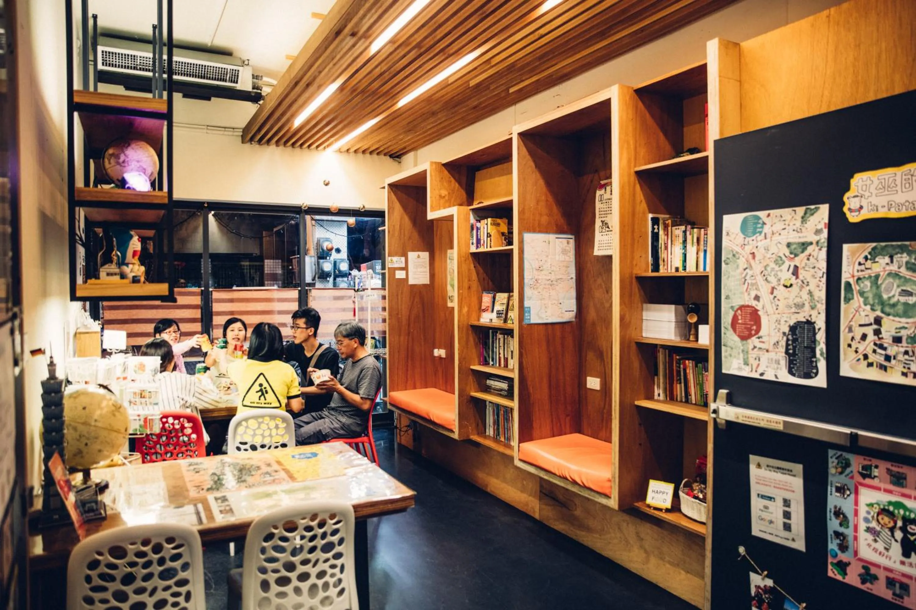 Communal lounge/ TV room in On My Way - Taipei Hostel