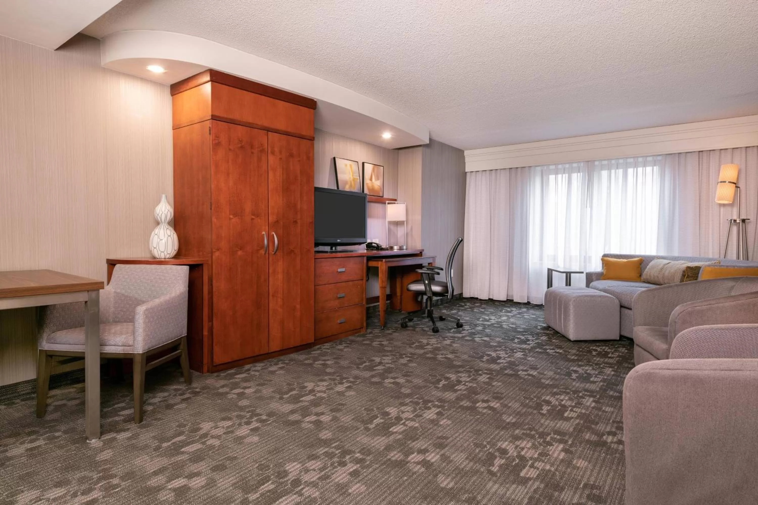 1 Bedroom 2 room Suite, 1 King, Sofa bed in Courtyard by Marriott Newark-University of Delaware