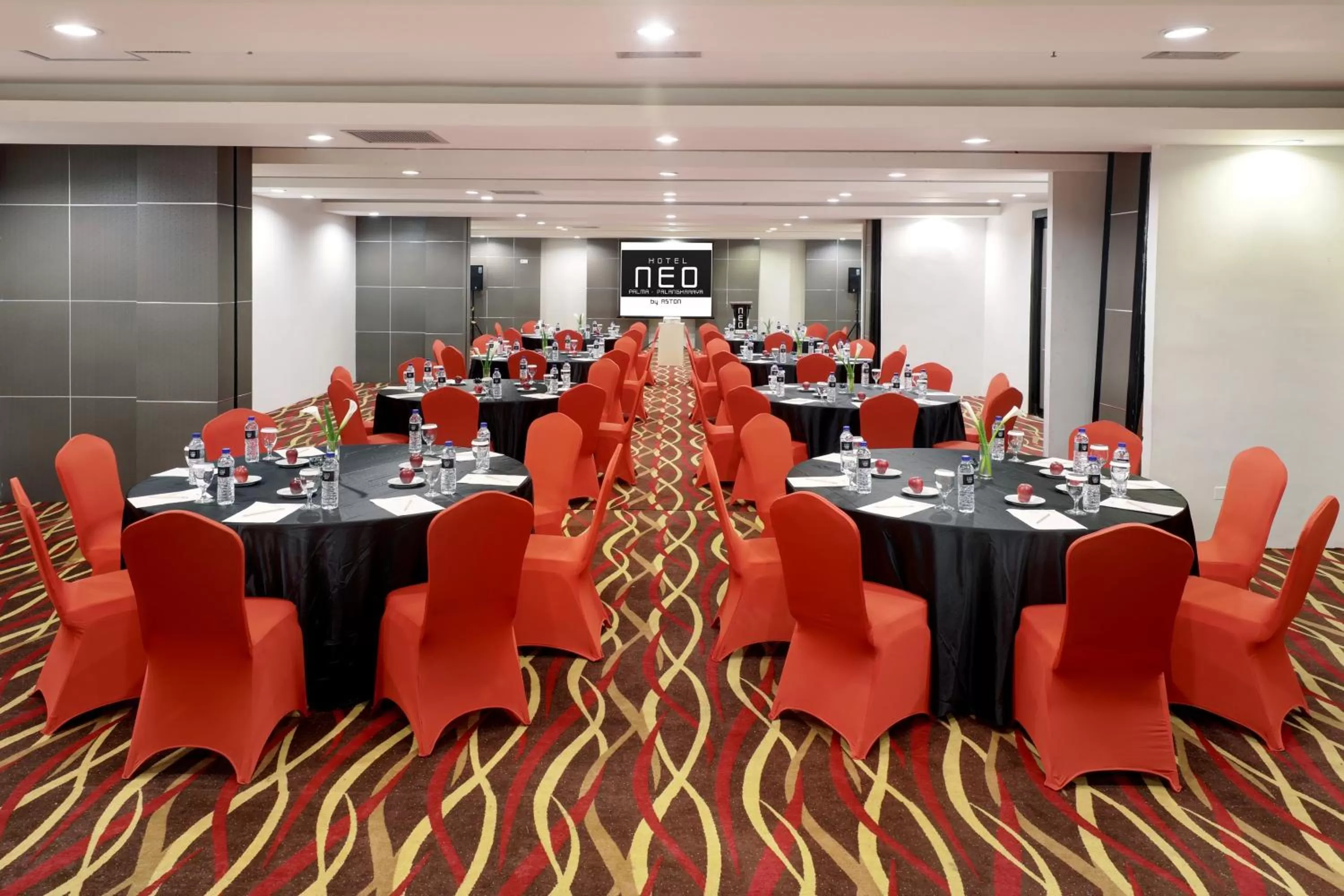 Meeting/conference room in Hotel Neo Palma Palangkaraya by ASTON