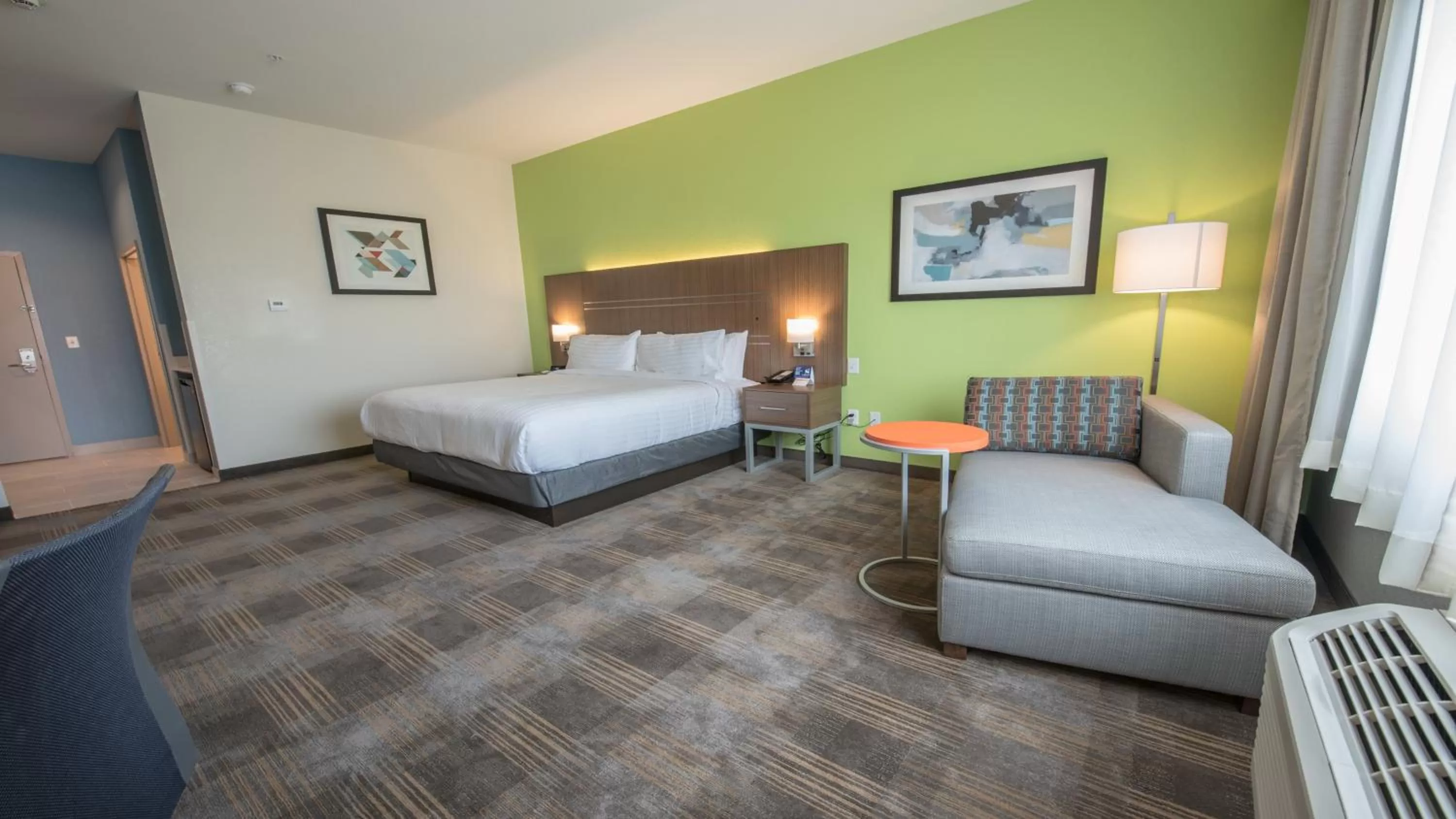 Photo of the whole room, Bed in Holiday Inn Express & Suites - Dripping Springs - Austin Area by IHG