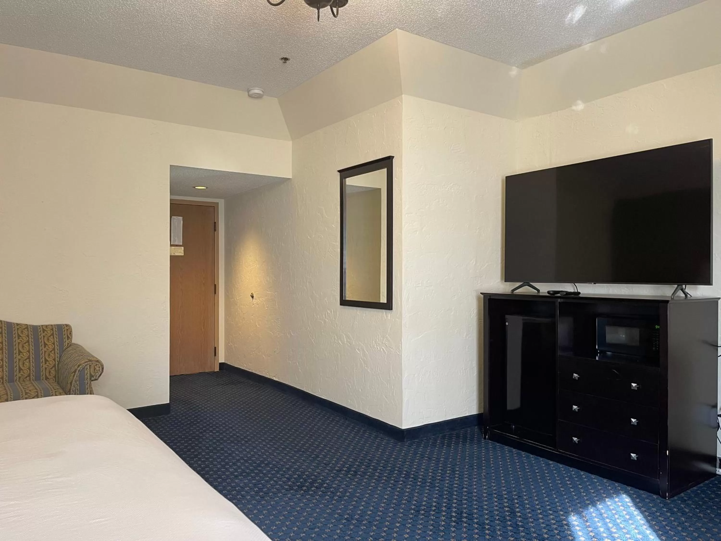 TV and multimedia, Bed in Chateau Hotel and Conference Center