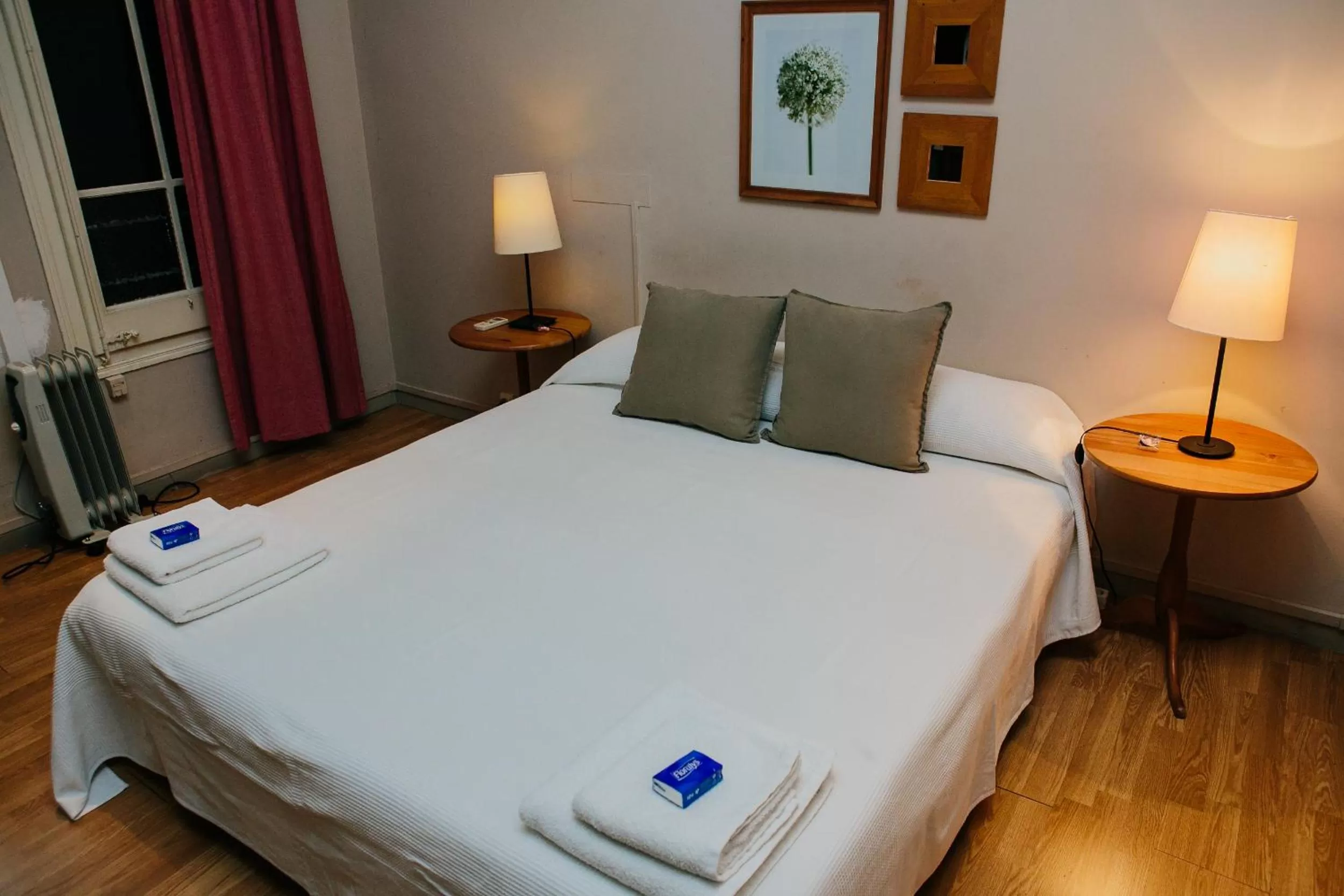 Photo of the whole room, Bed in Ally's Bed&Breakfast,