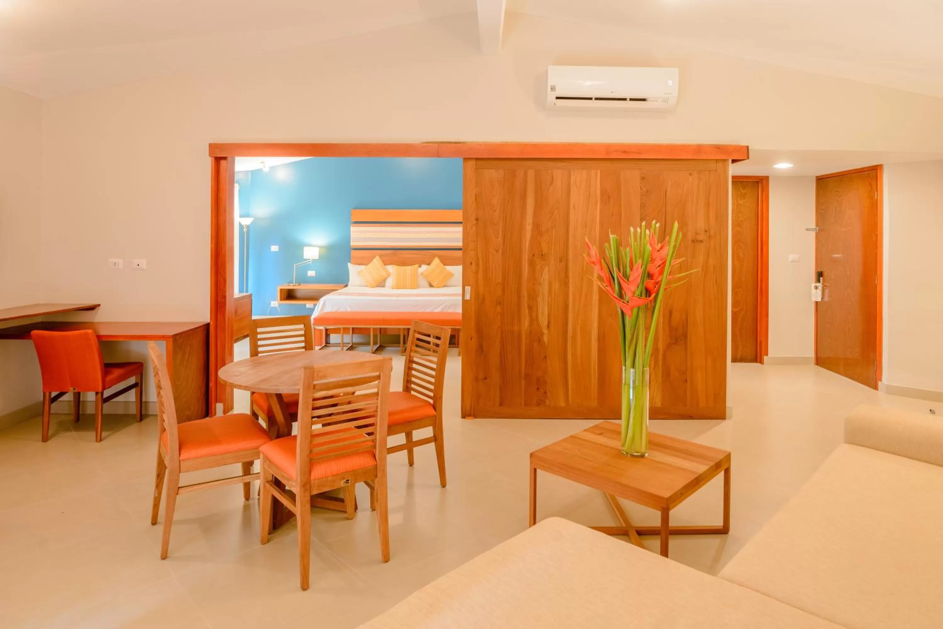 Living room, Bed in Hotel Loma Real