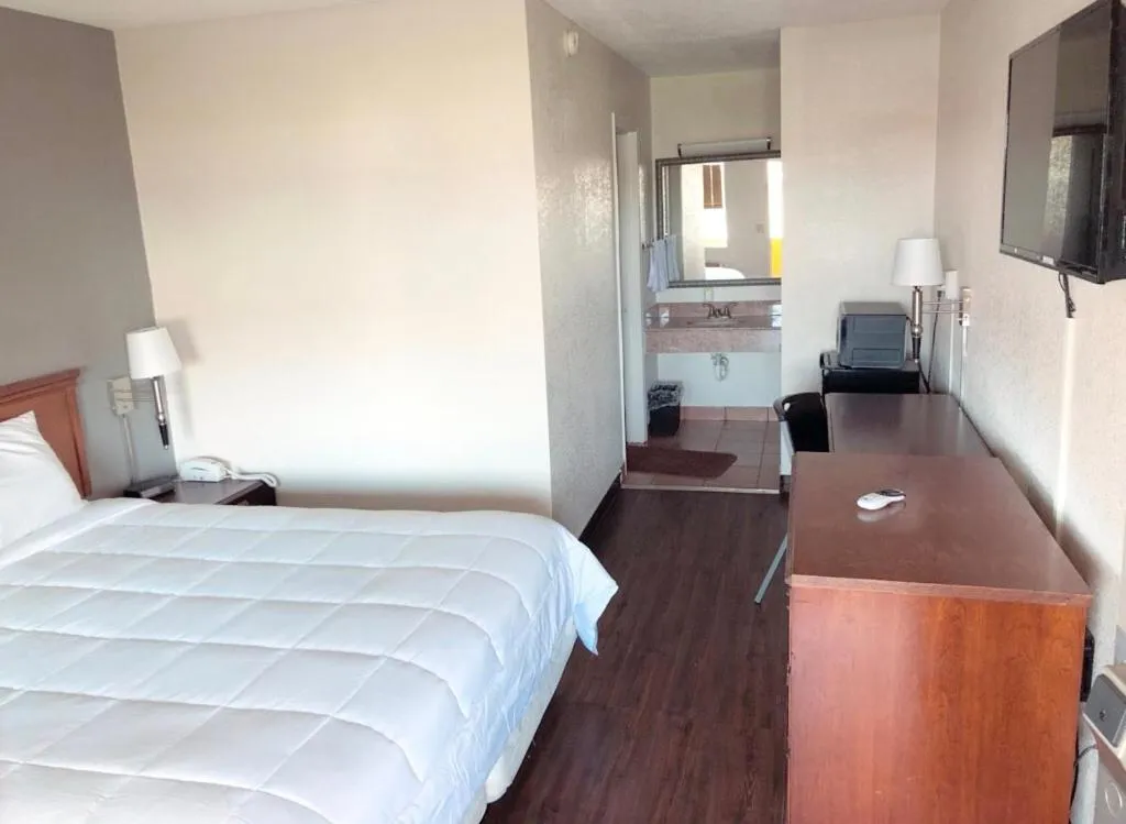 Bed in Americas Best Value Inn-Princess Anne