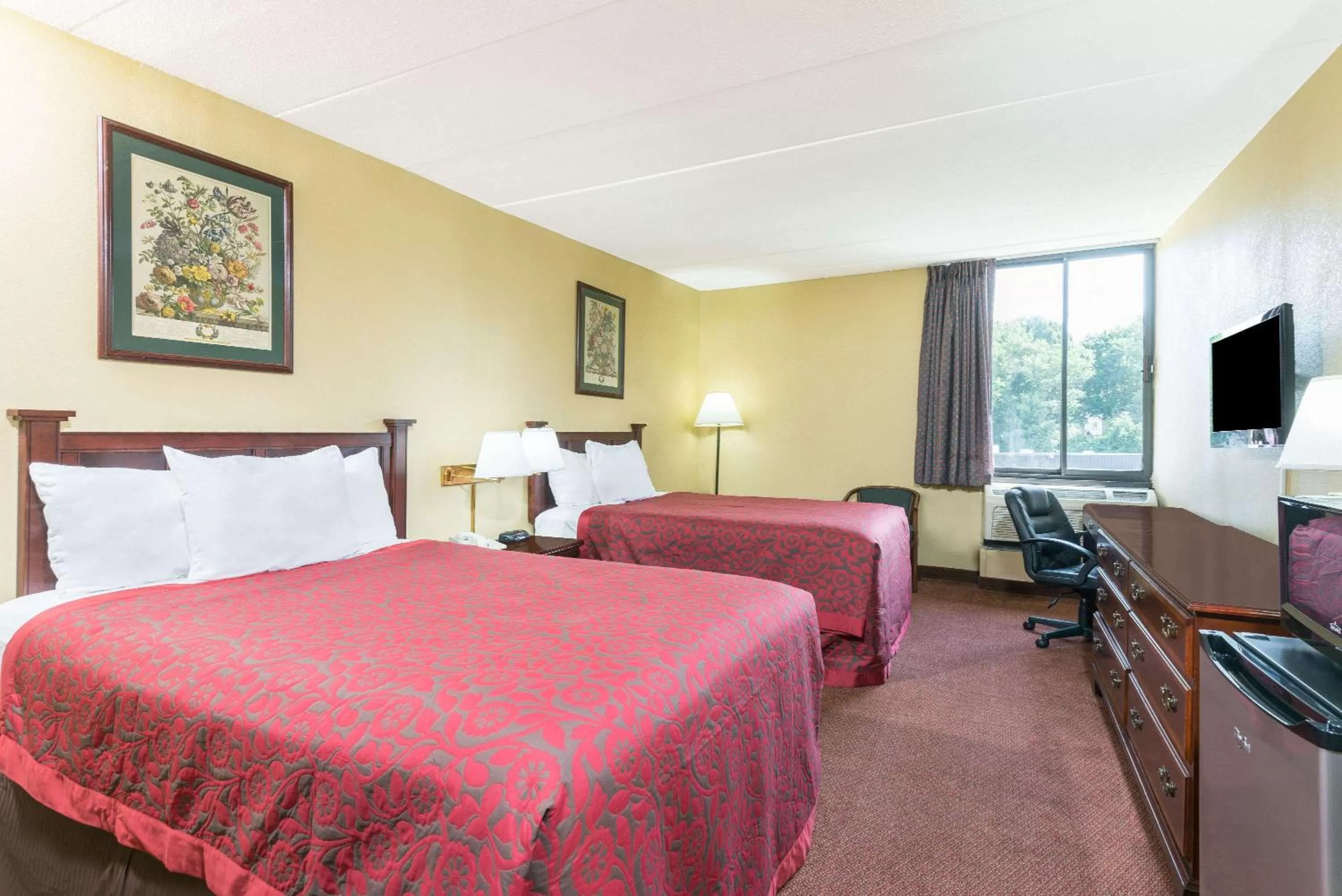 Photo of the whole room, Bed in Days Inn by Wyndham Hagerstown I-70