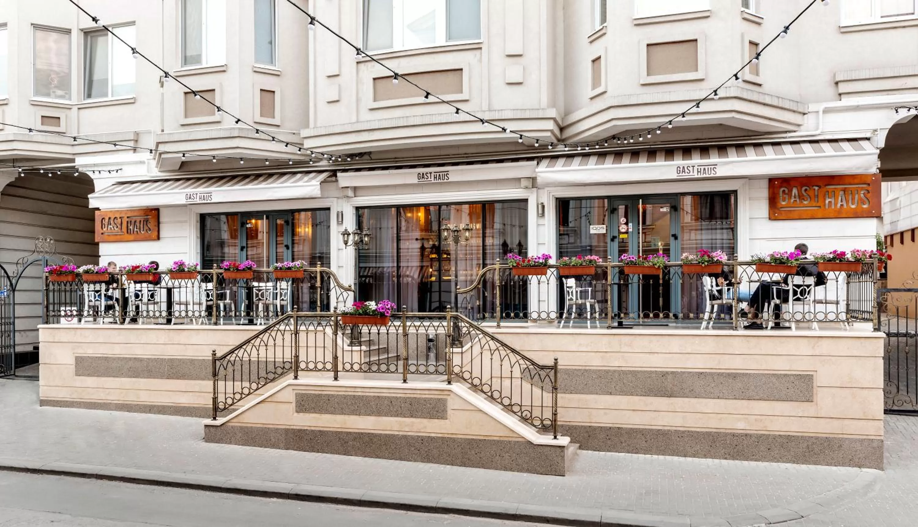 Restaurant/places to eat in Familion ApartHotel