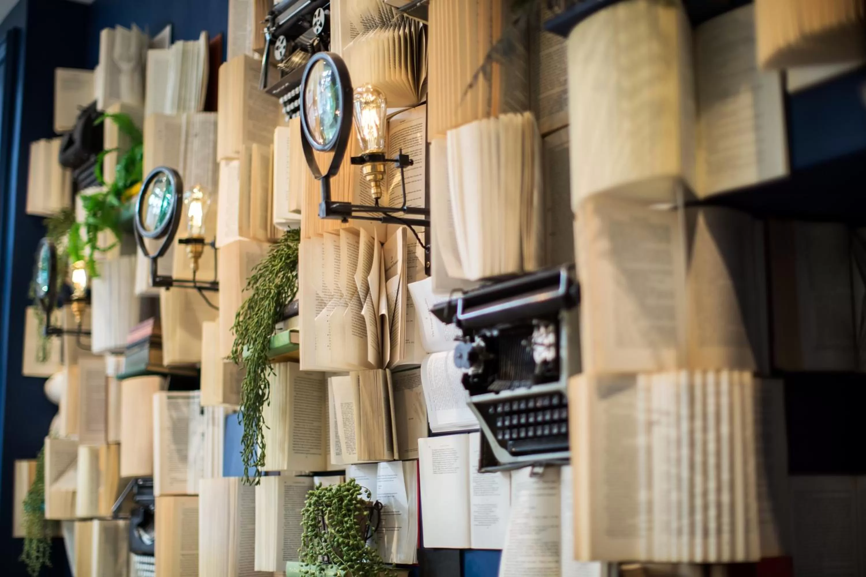 Lounge or bar in voco Grand Central Glasgow by IHG