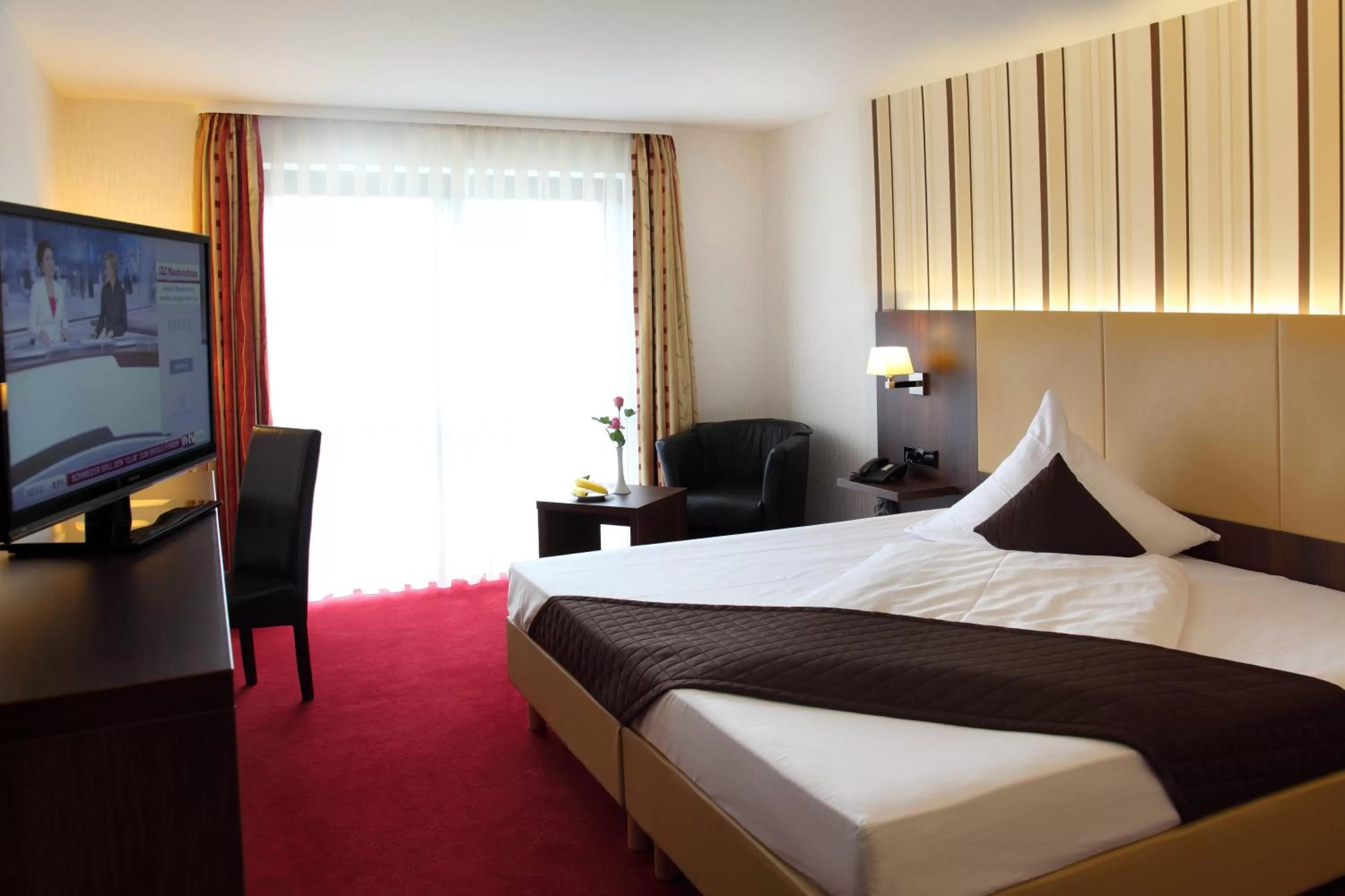 Photo of the whole room, Bed in Lobinger-Parkhotel