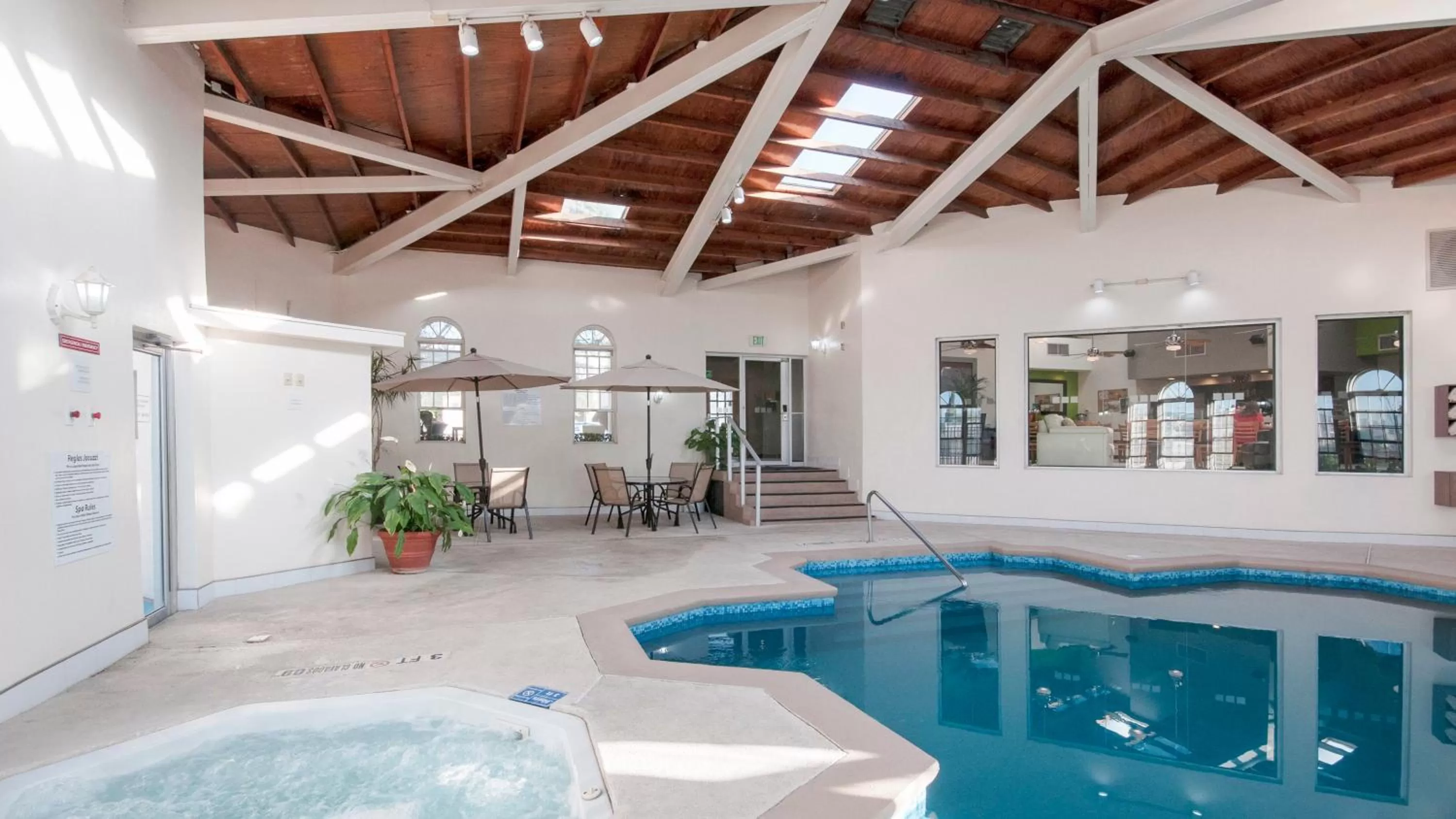 Hot Tub in Holiday Inn & Suites Chihuahua Expo by IHG