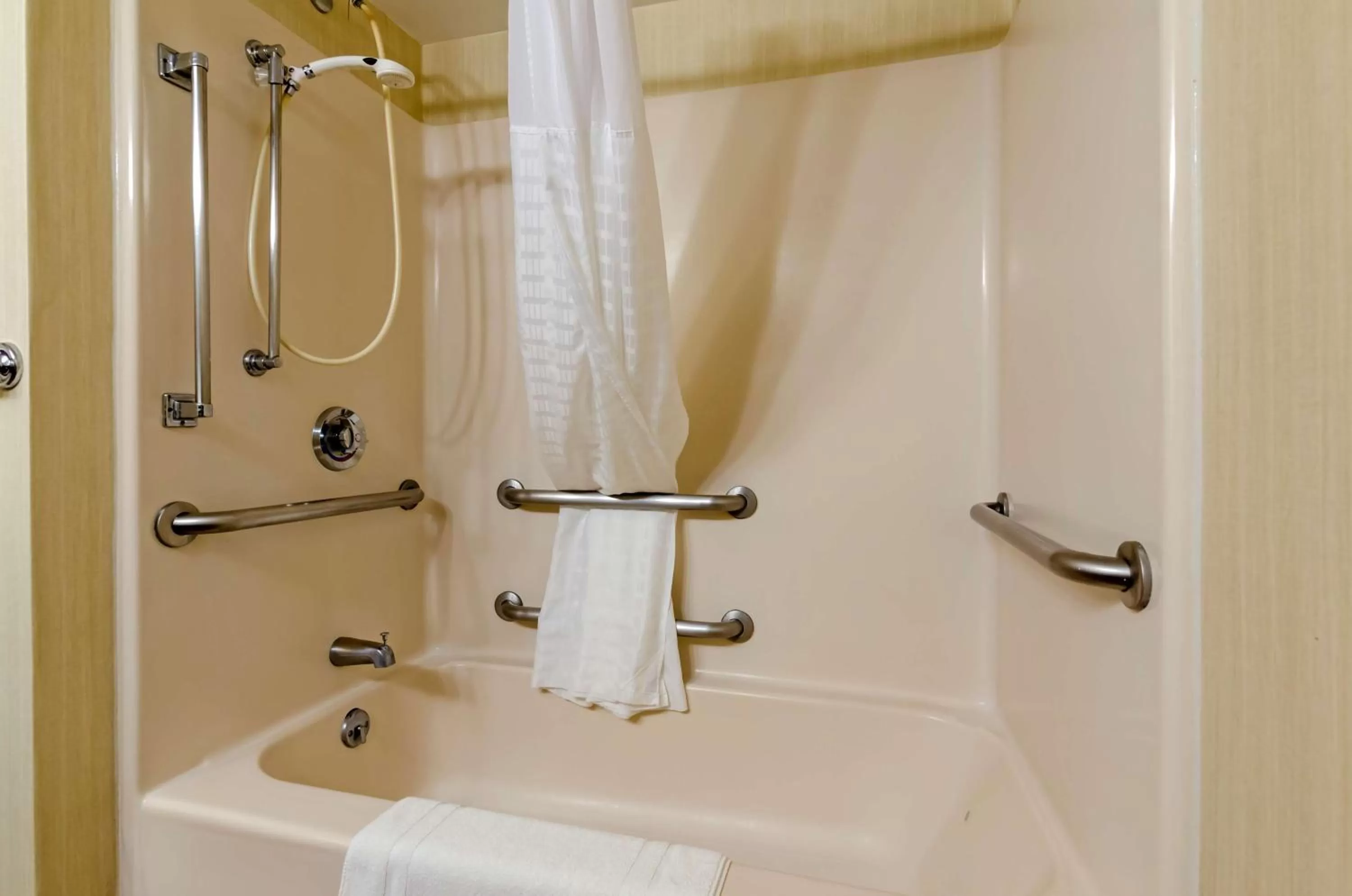 Bathroom in Staunton Inn