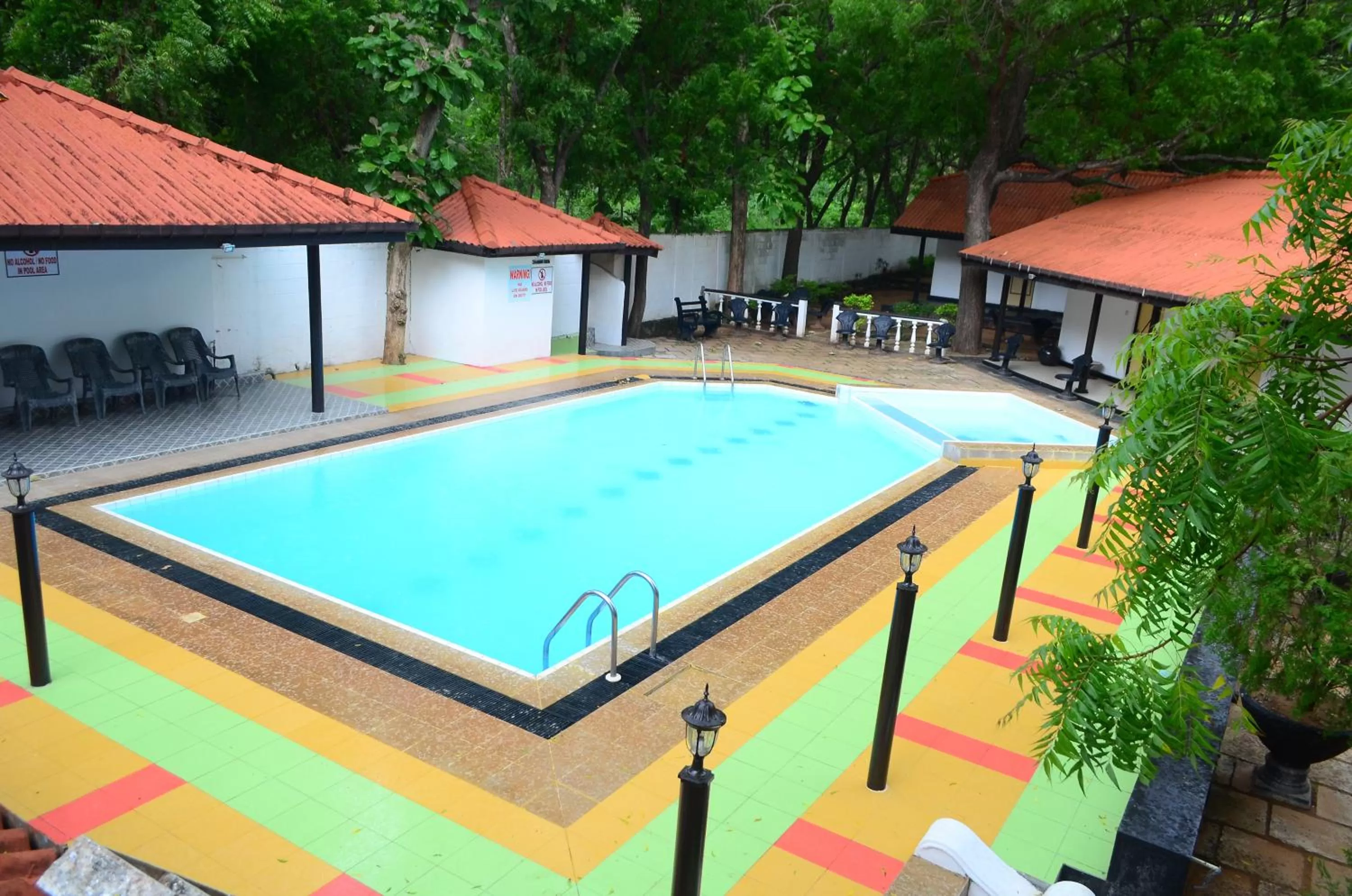 Swimming pool in Jayasinghe Holiday Resort
