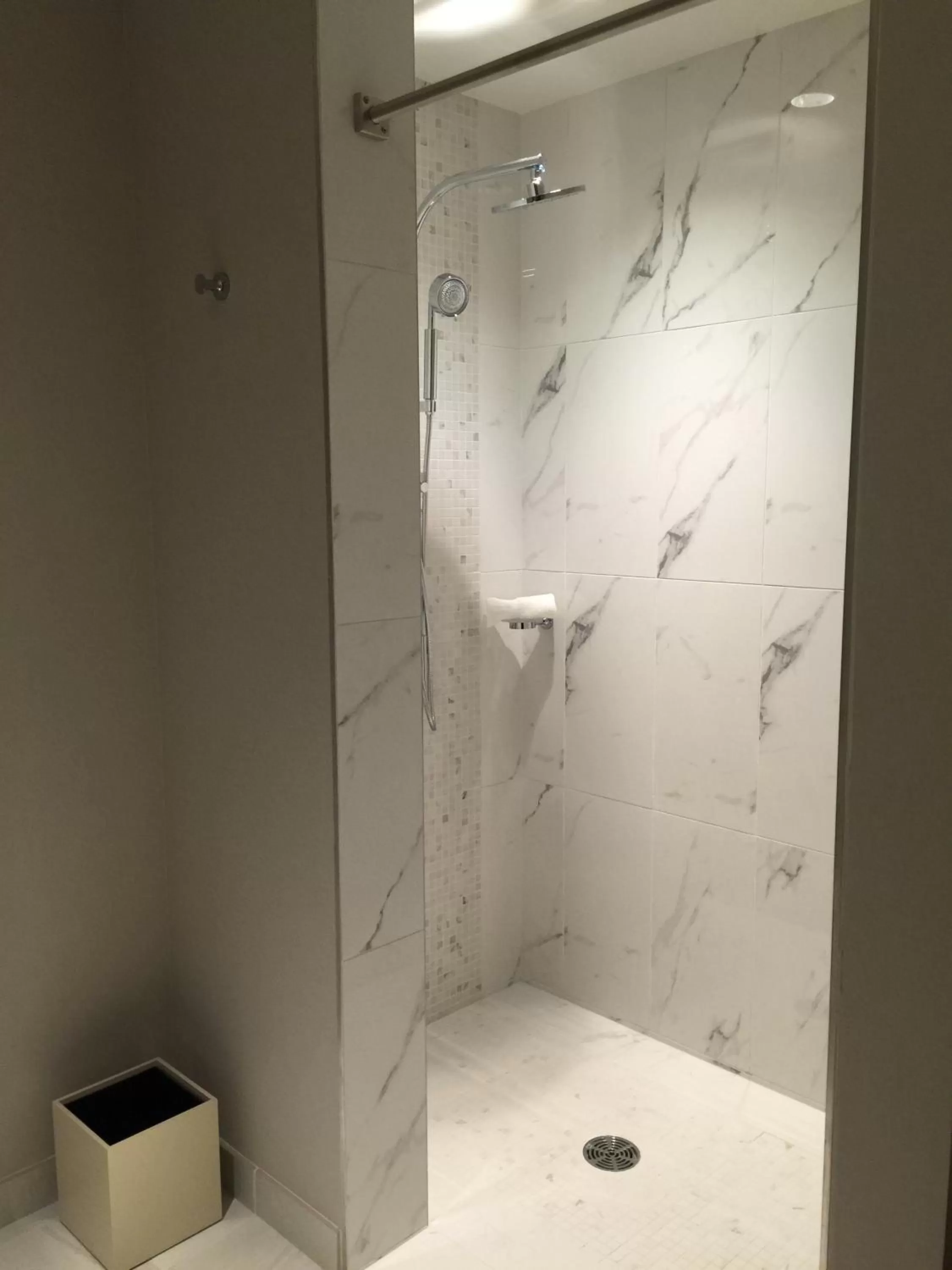 Shower in Parkwest Bicycle Casino