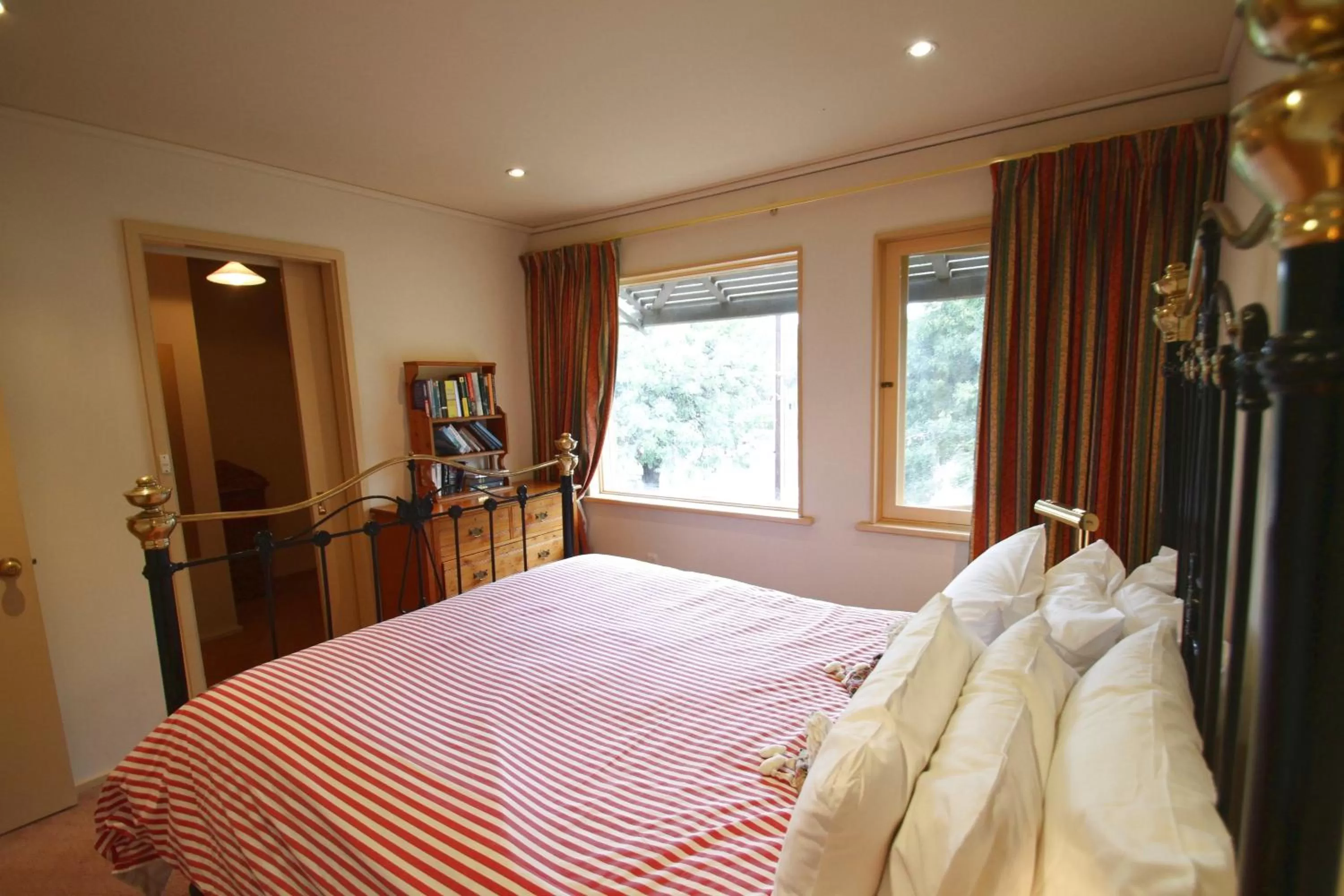 Bedroom, Bed in North Adelaide Heritage Cottages & Apartments