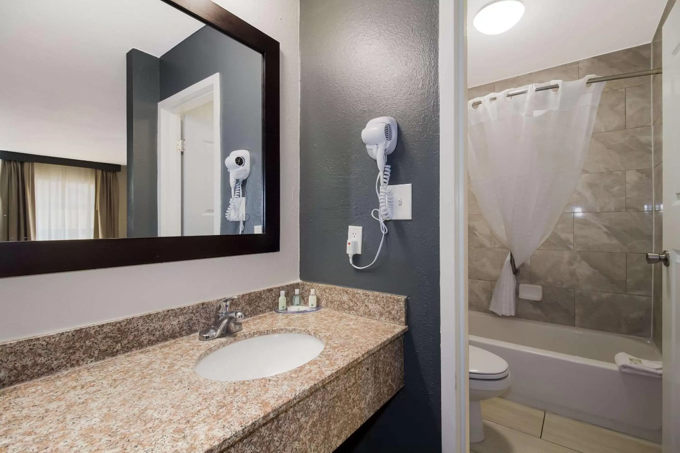 Bedroom in Quality Inn Coliseum