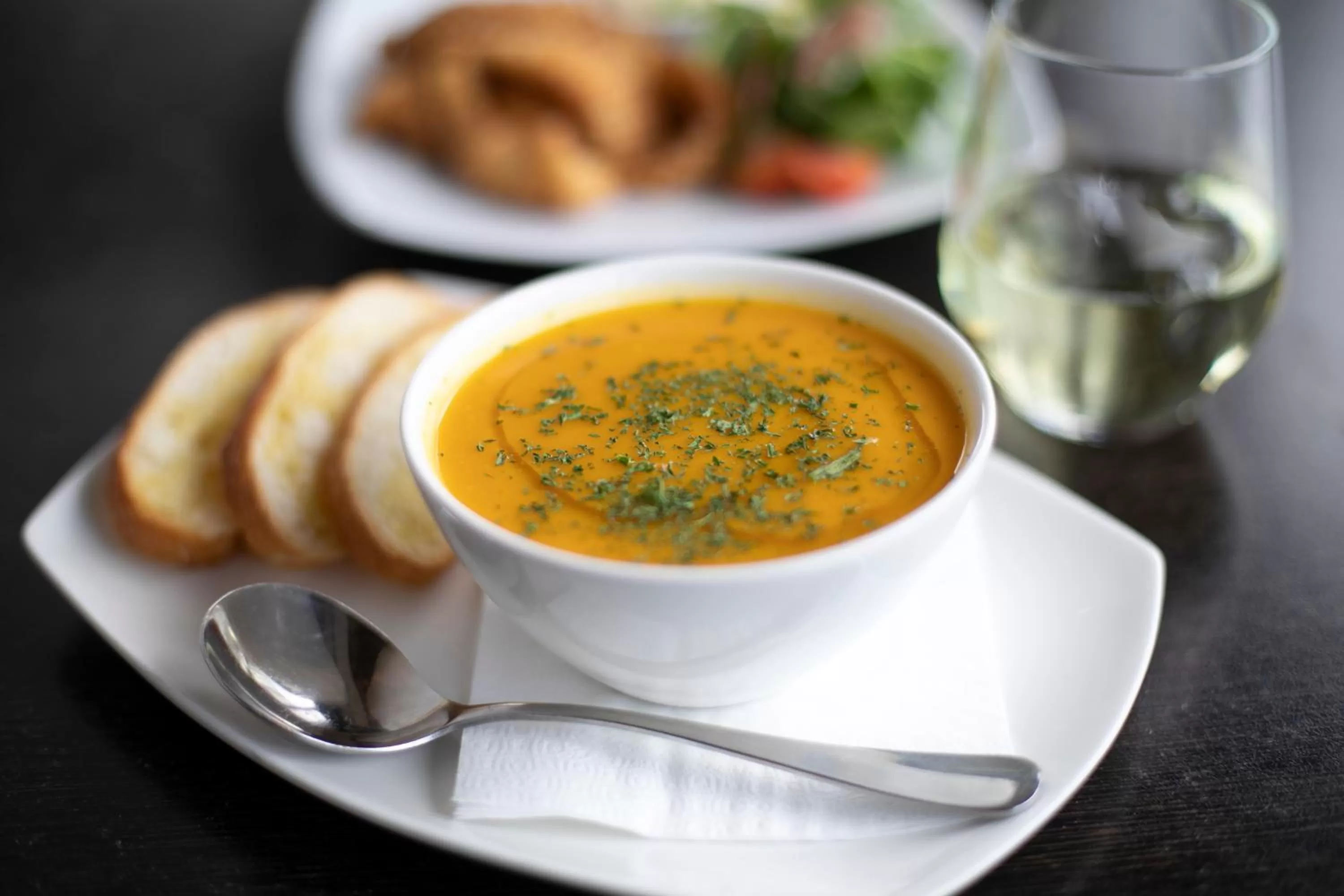 Restaurant/places to eat in ibis Sydney Airport