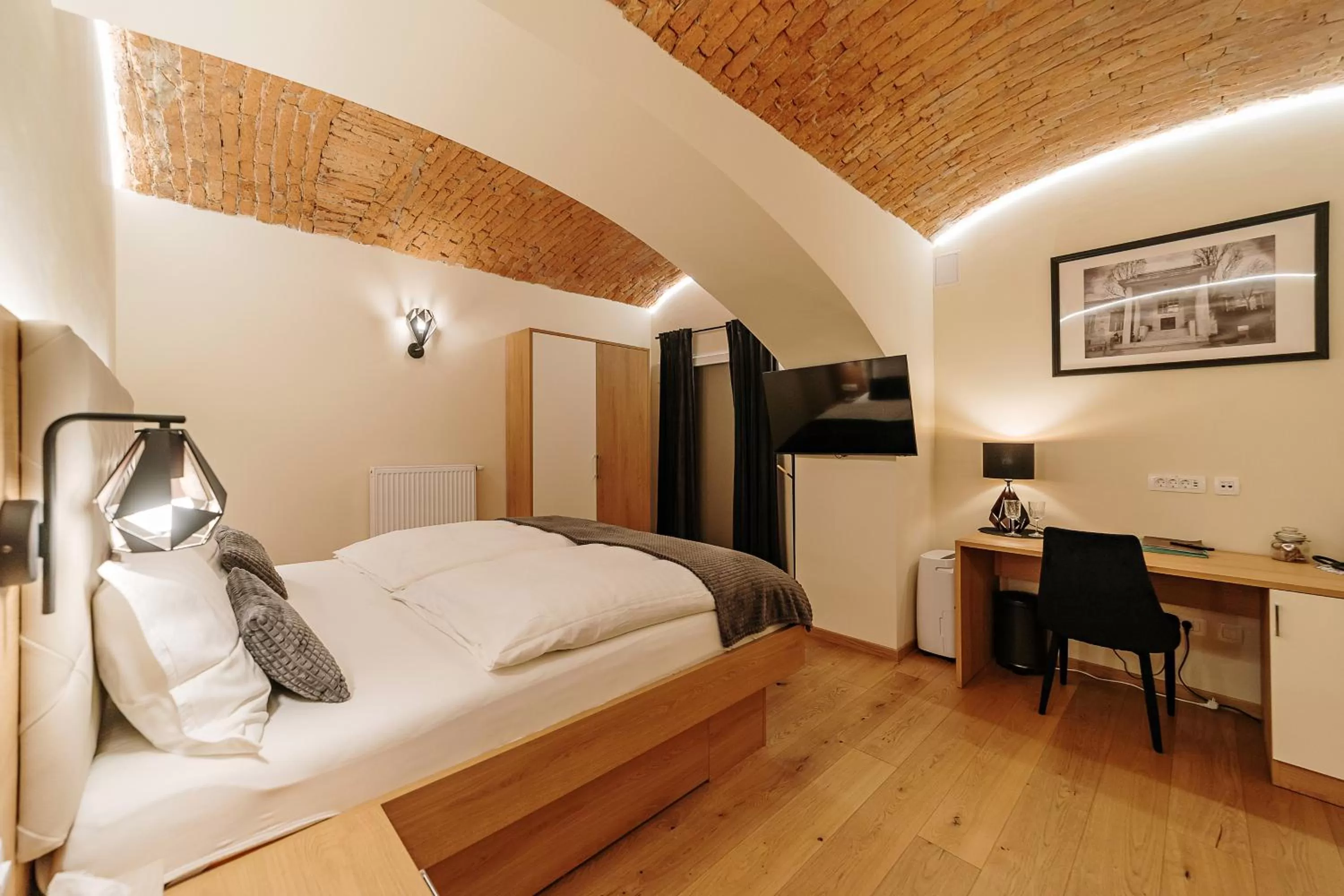 Property building, Bed in Operna klet Ljubljana